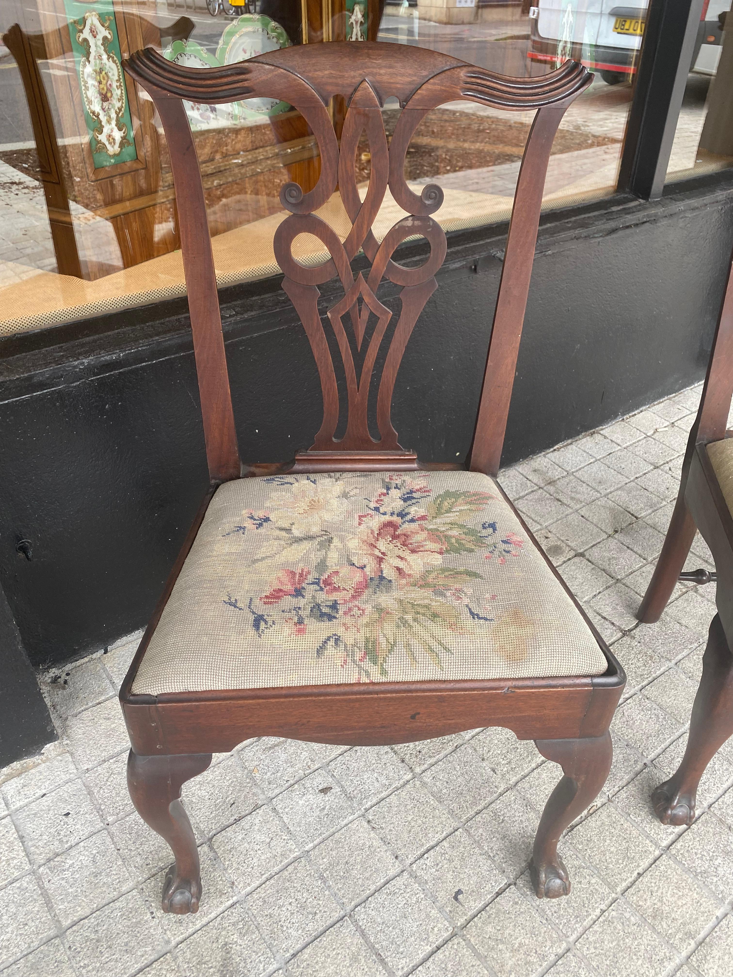 Mahagoni-Stühle im Chippendale-Stil aus dem 18. Jahrhundert, Paar (Bestickt) im Angebot