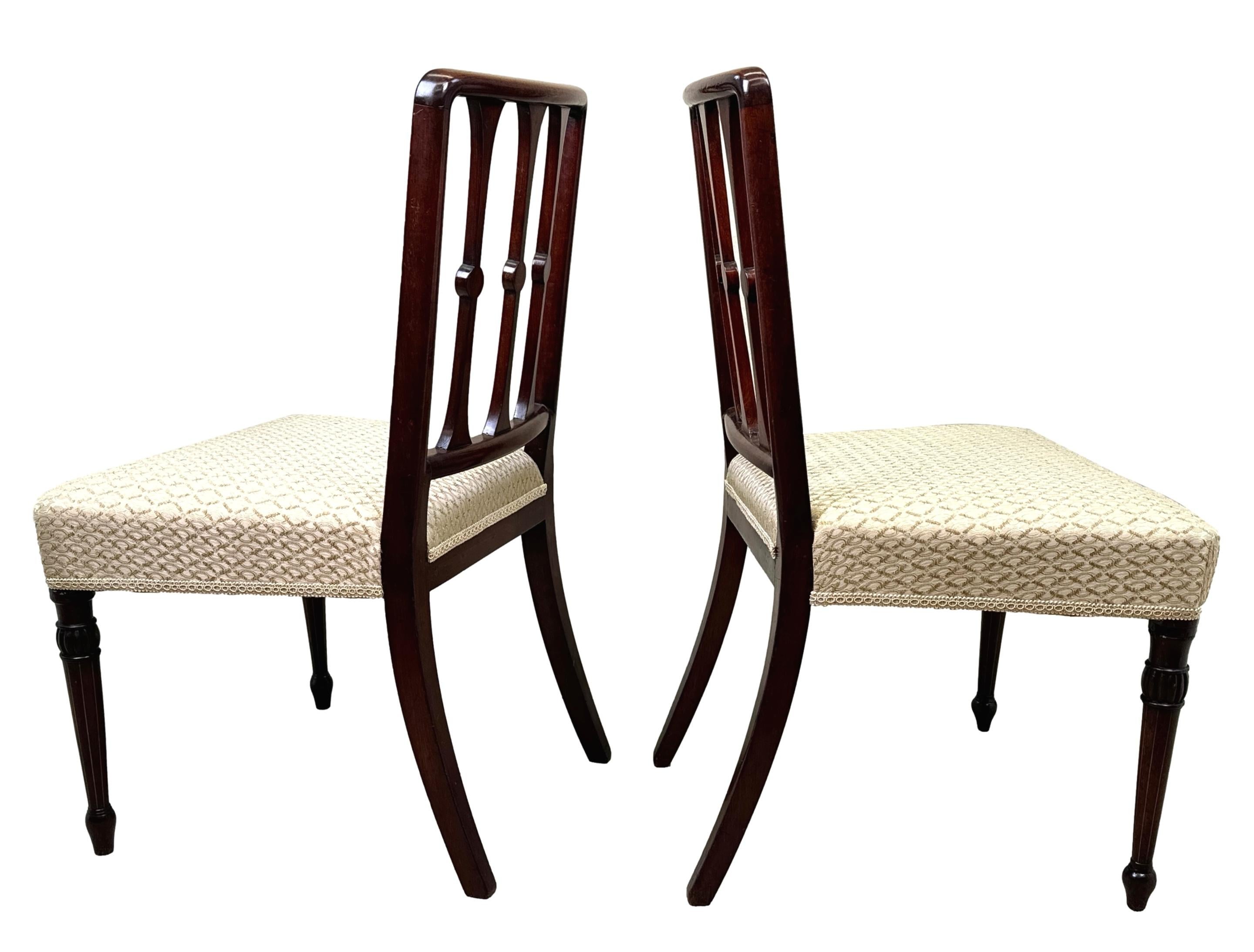 Superbe paire de chaises d'appoint en acajou de la fin du XVIIIe siècle, d'�époque géorgienne et Sheraton, avec des dossiers en échelle verticale extrêmement inhabituels et très attrayants, ornés d'une fine décoration sculptée et incrustée, sur des