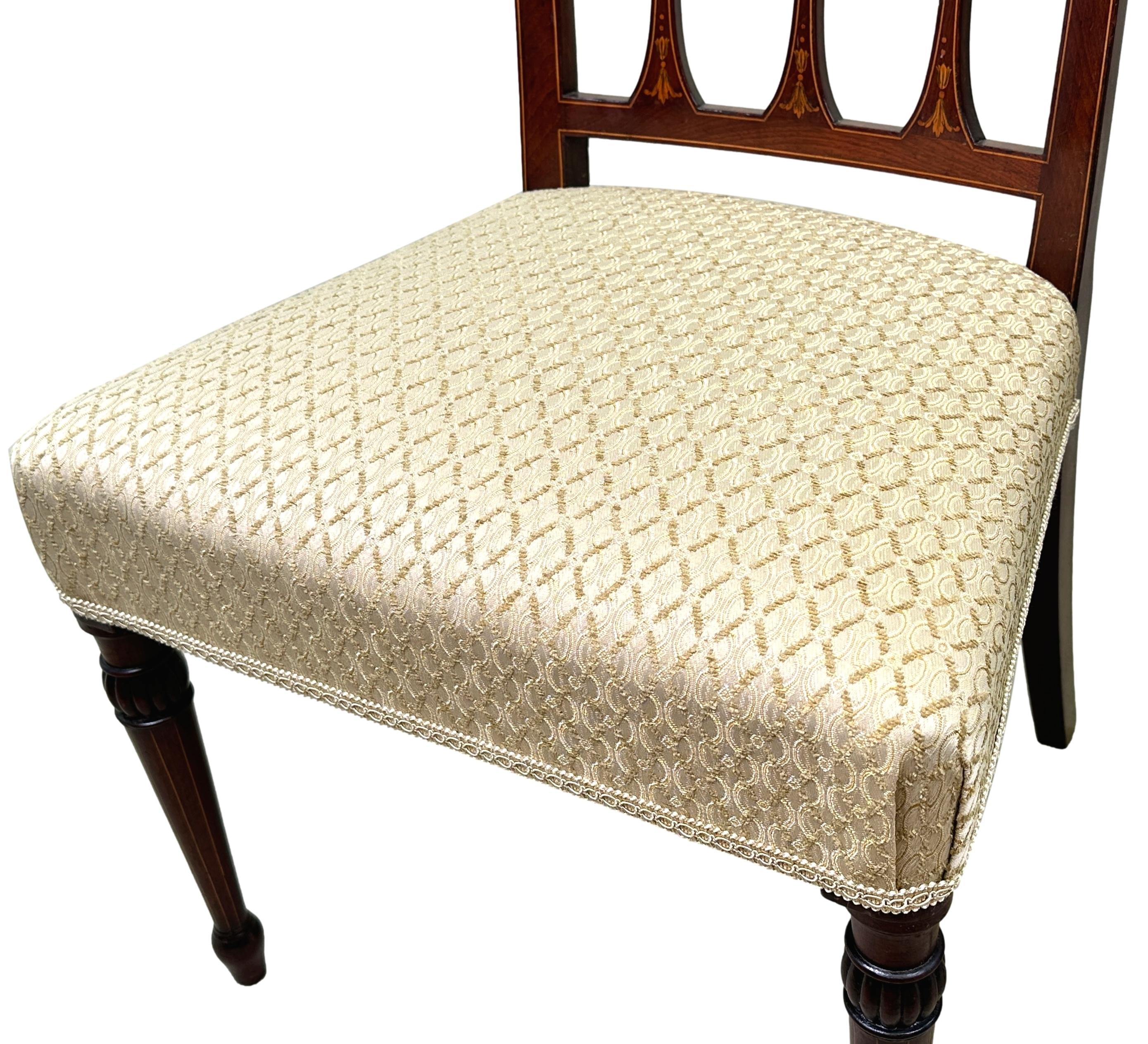 Paire de chaises d'appoint Sheraton en acajou du 18ème siècle en vente 1