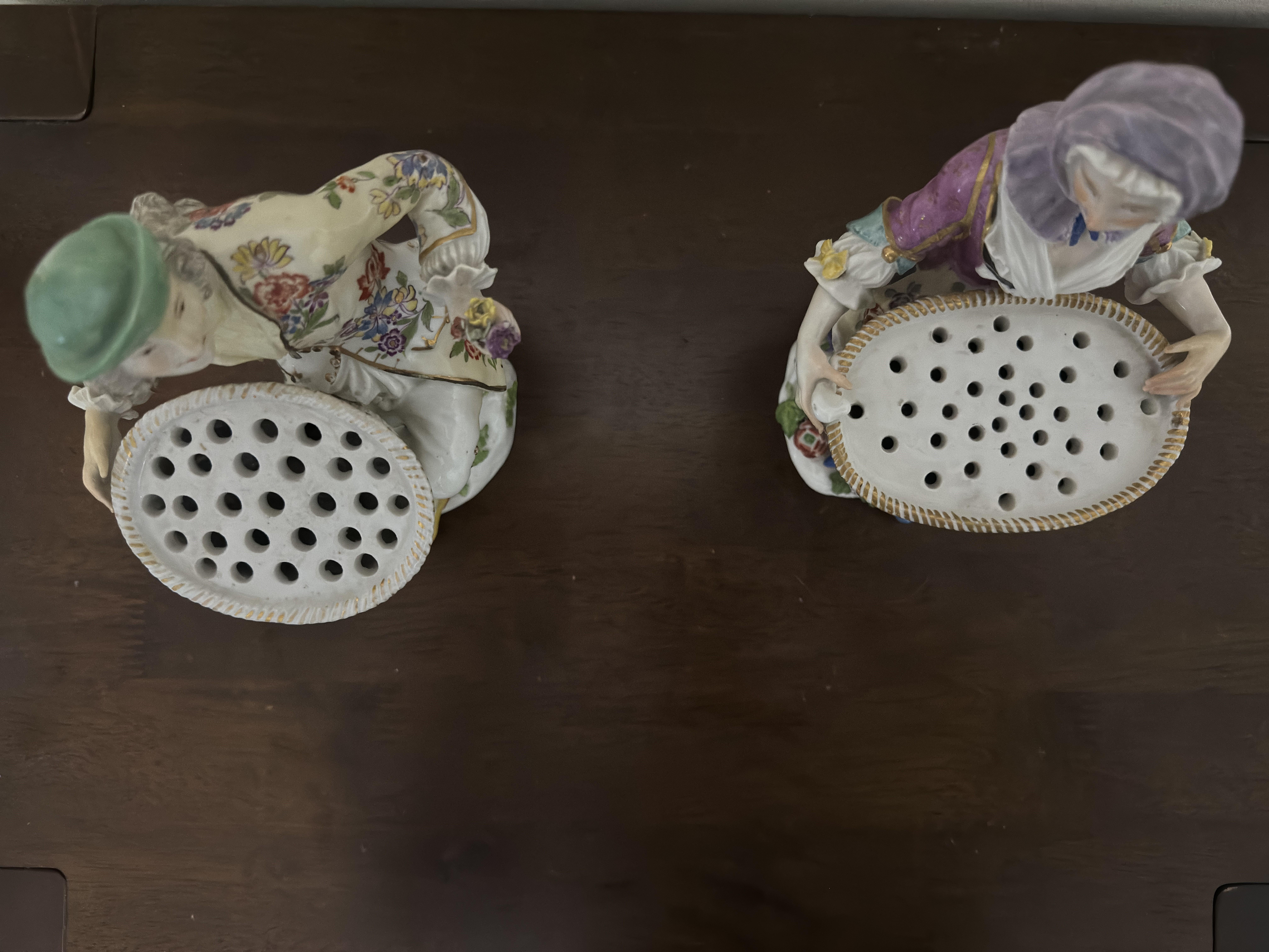 Pareja de figuras Bouquetiere de porcelana de Meissen del siglo XVIII en venta 1