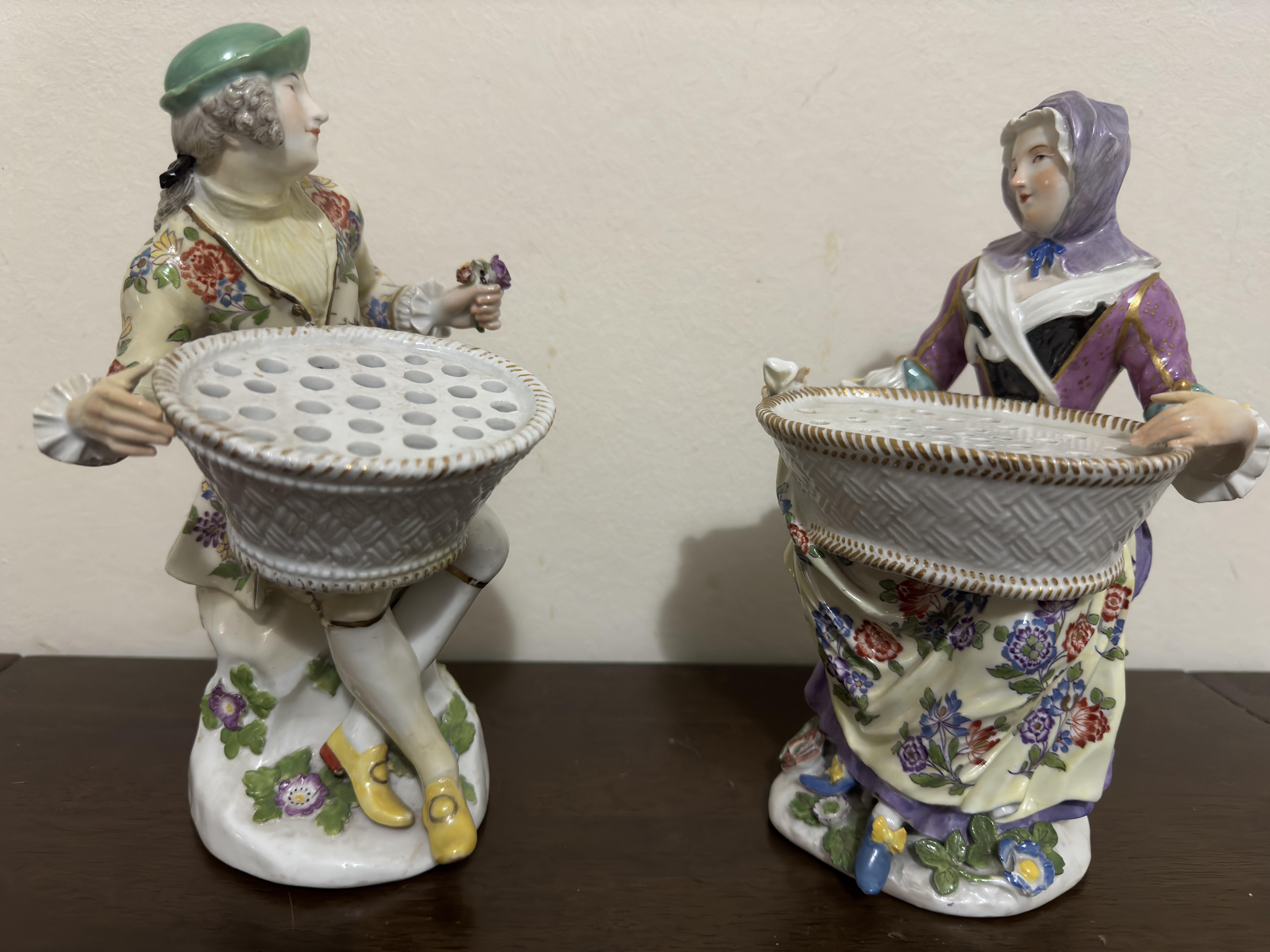 Pair of 18th Century Meissen Porcelain Bouquetiere Figures For Sale 1