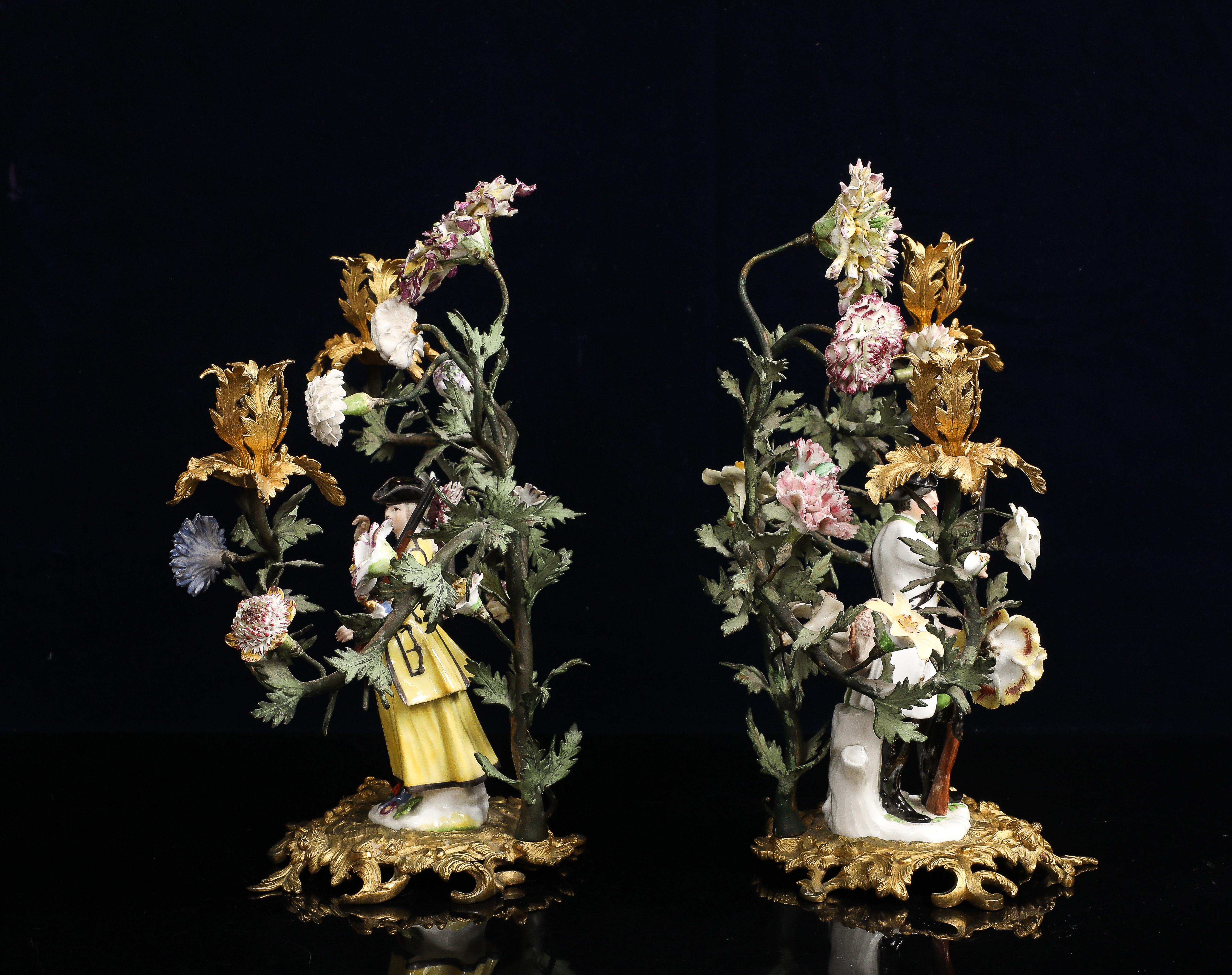 Paar figurale Meissener Porzellan-Kandelaber des 18. Jahrhunderts mit Ormolu-Montierung und erhabenen Blumen aus Meissener Porzellan des 18.  Dieses Paar von Figurengruppen von Jäger und Jägerin  wurde von der Meissener Porzellanmanufaktur