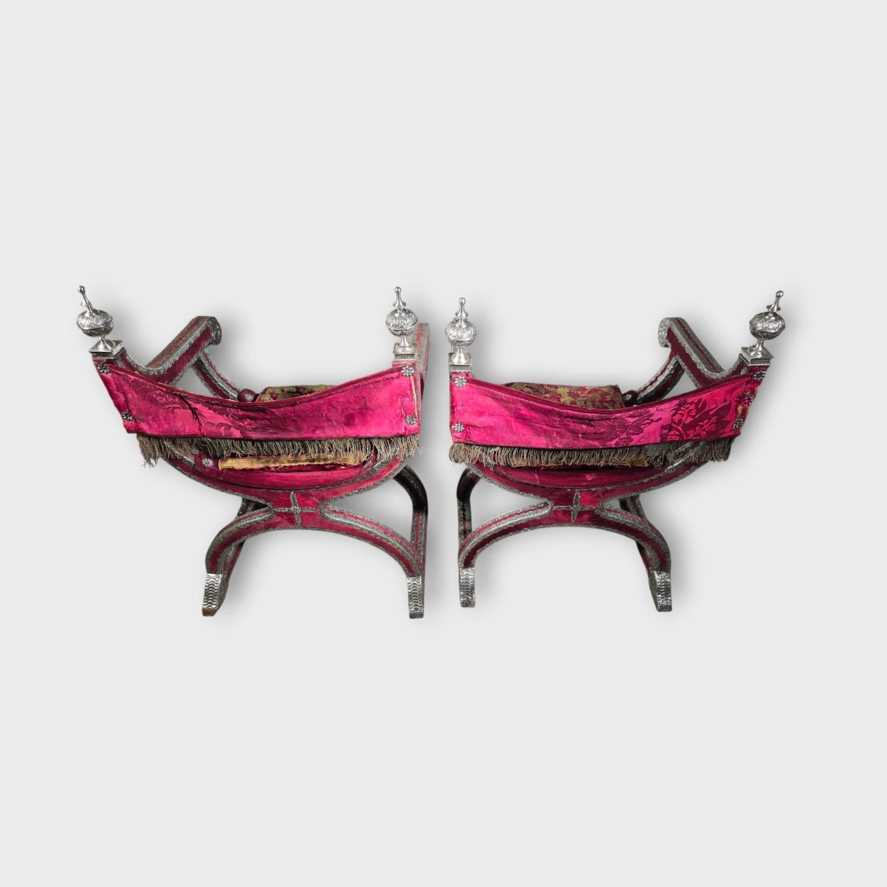 Un'importante coppia di poltrone coloniali messicane del XVIII secolo (jamugas), squisitamente realizzate in argento, seta e velluto rosso. Queste sedie presentano ornamenti in argento repoussé, a testimonianza della raffinata maestria degli