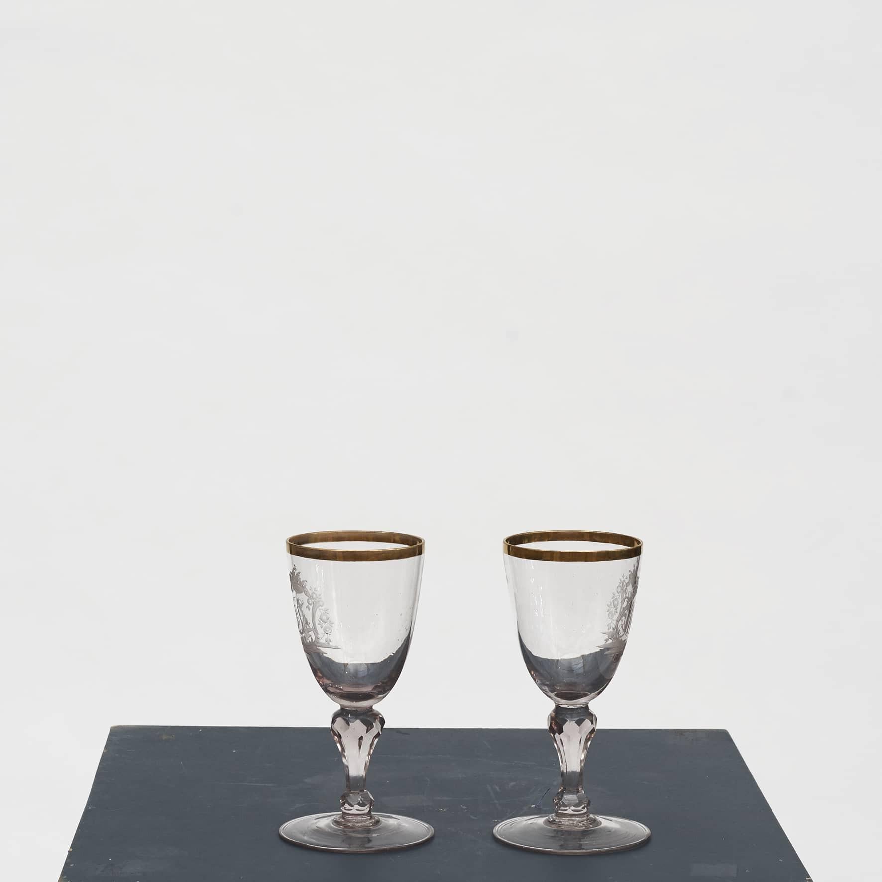 Pair of hand-blown baroque wine glasses engraved with monogram and scrollwork. Gold rimmed and facet cut stem.
The glasses probably originate from Germany, midt 18th Century.

In fine condition.
Sold as a pair.

