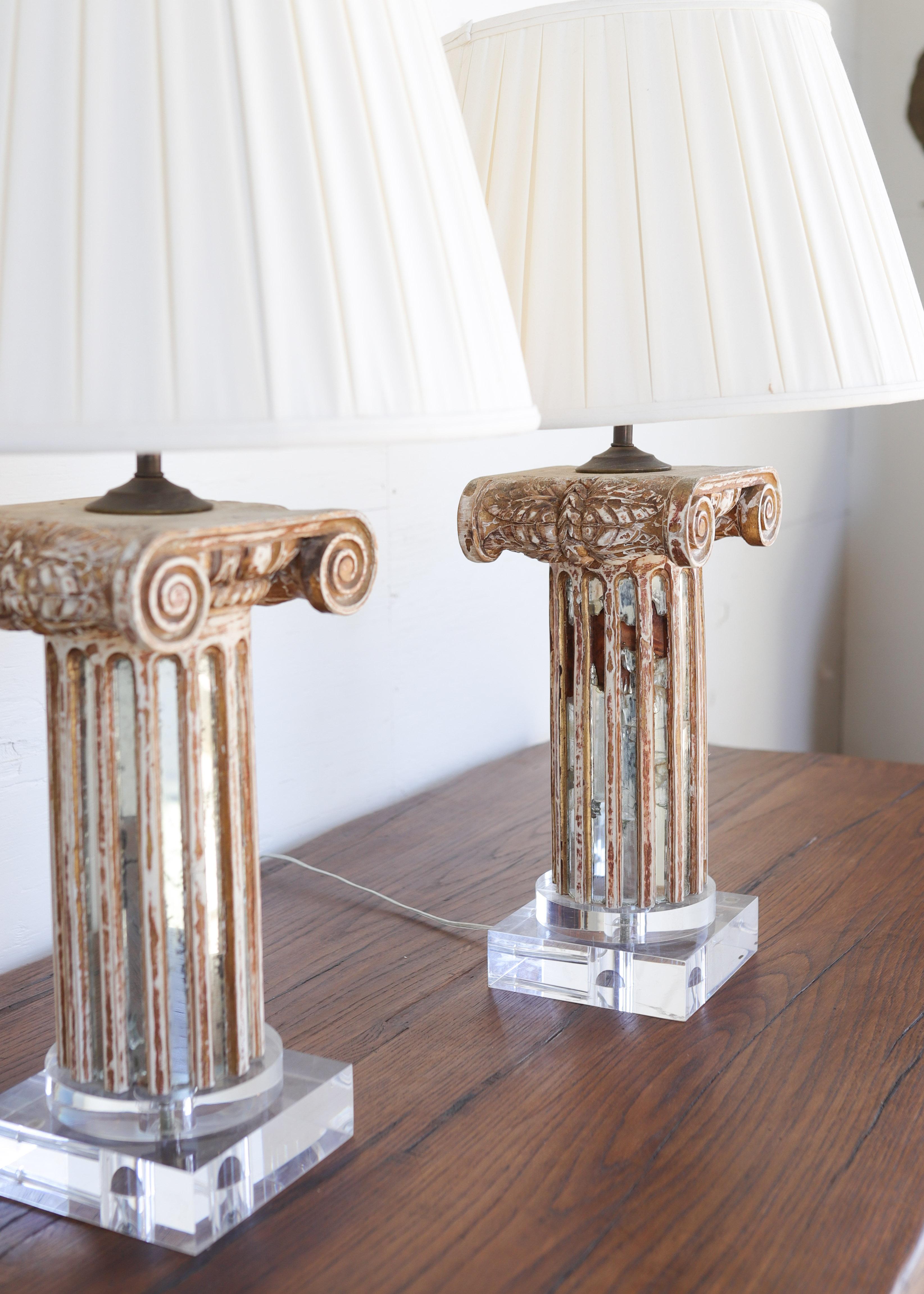 Coppia di lampade a colonna neoclassiche del XVIII secolo con dettagli di piedistallo a specchio in vendita 3