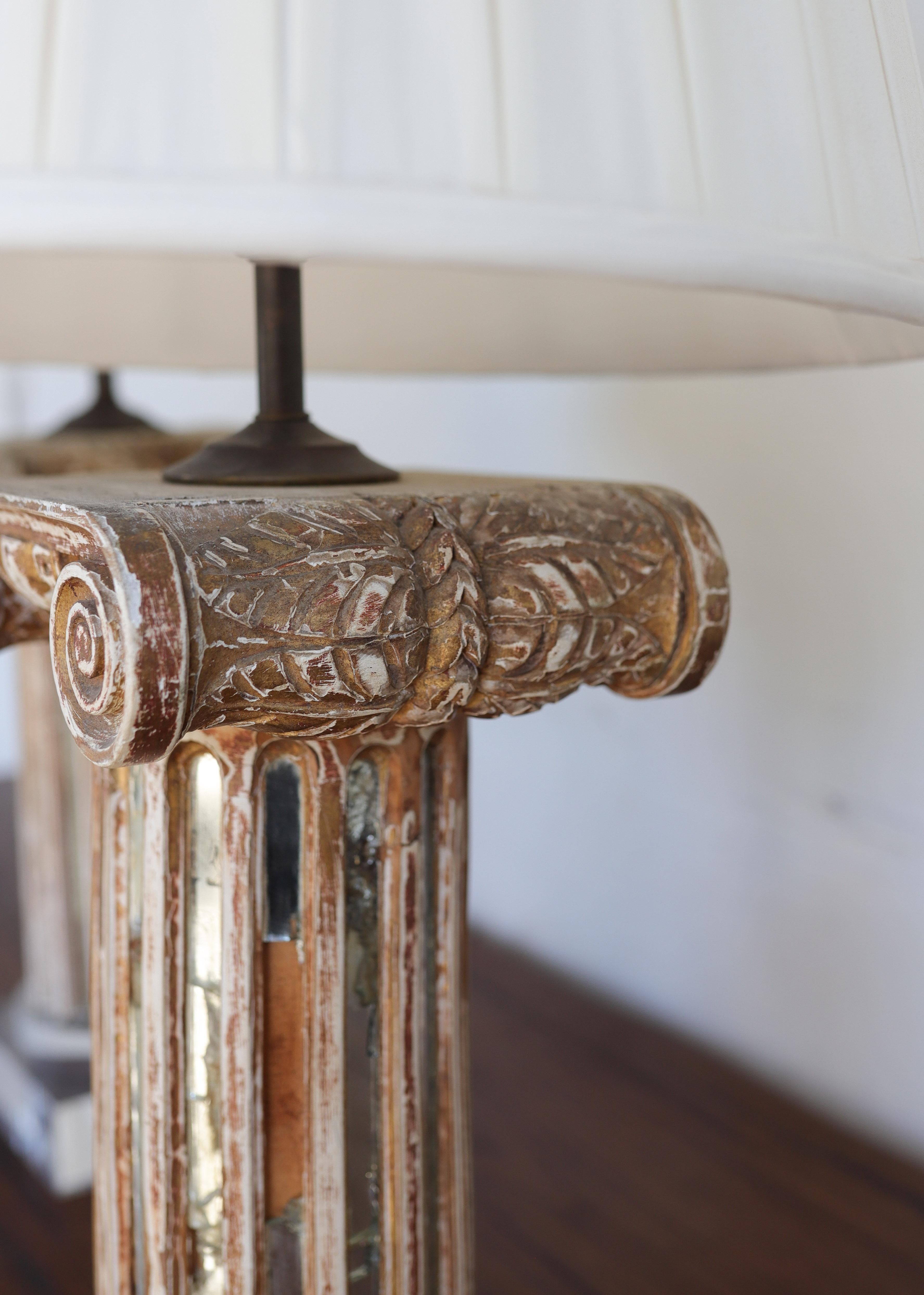 Coppia di lampade a colonna neoclassiche del XVIII secolo con dettagli di piedistallo a specchio in vendita 4