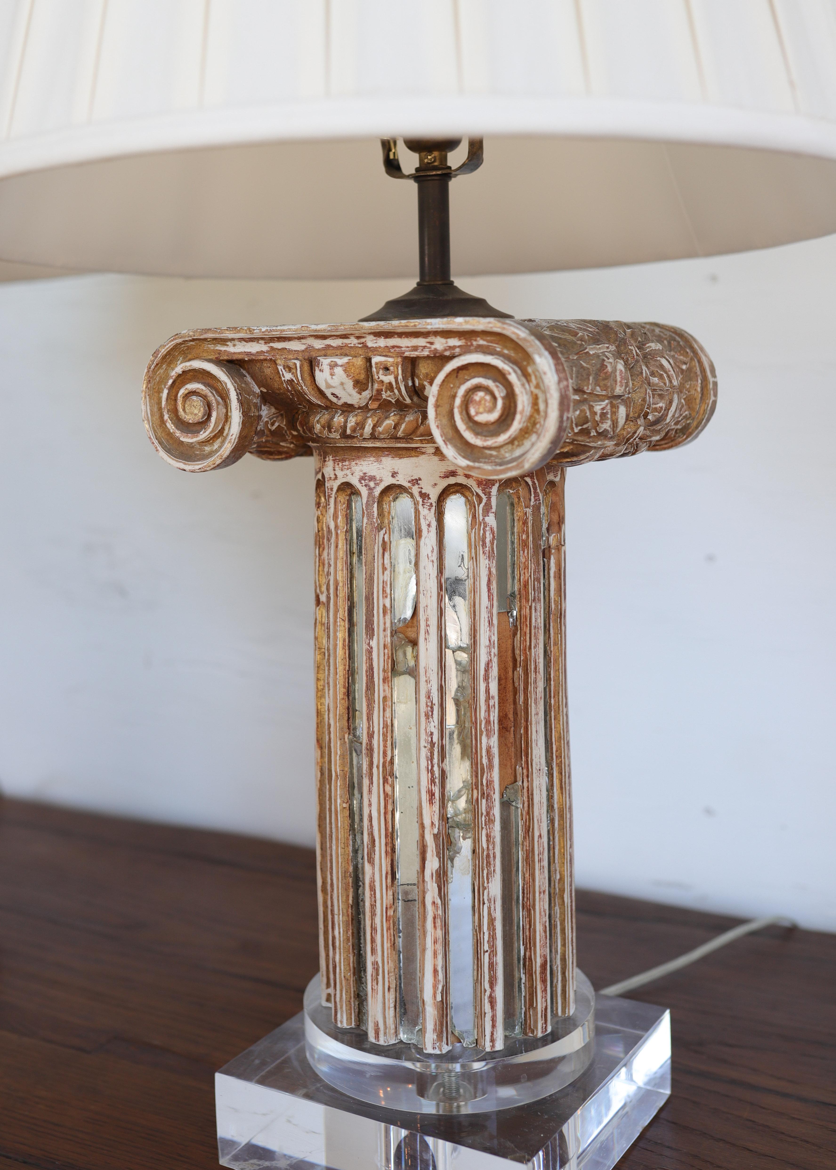 Neoclassico Coppia di lampade a colonna neoclassiche del XVIII secolo con dettagli di piedistallo a specchio in vendita