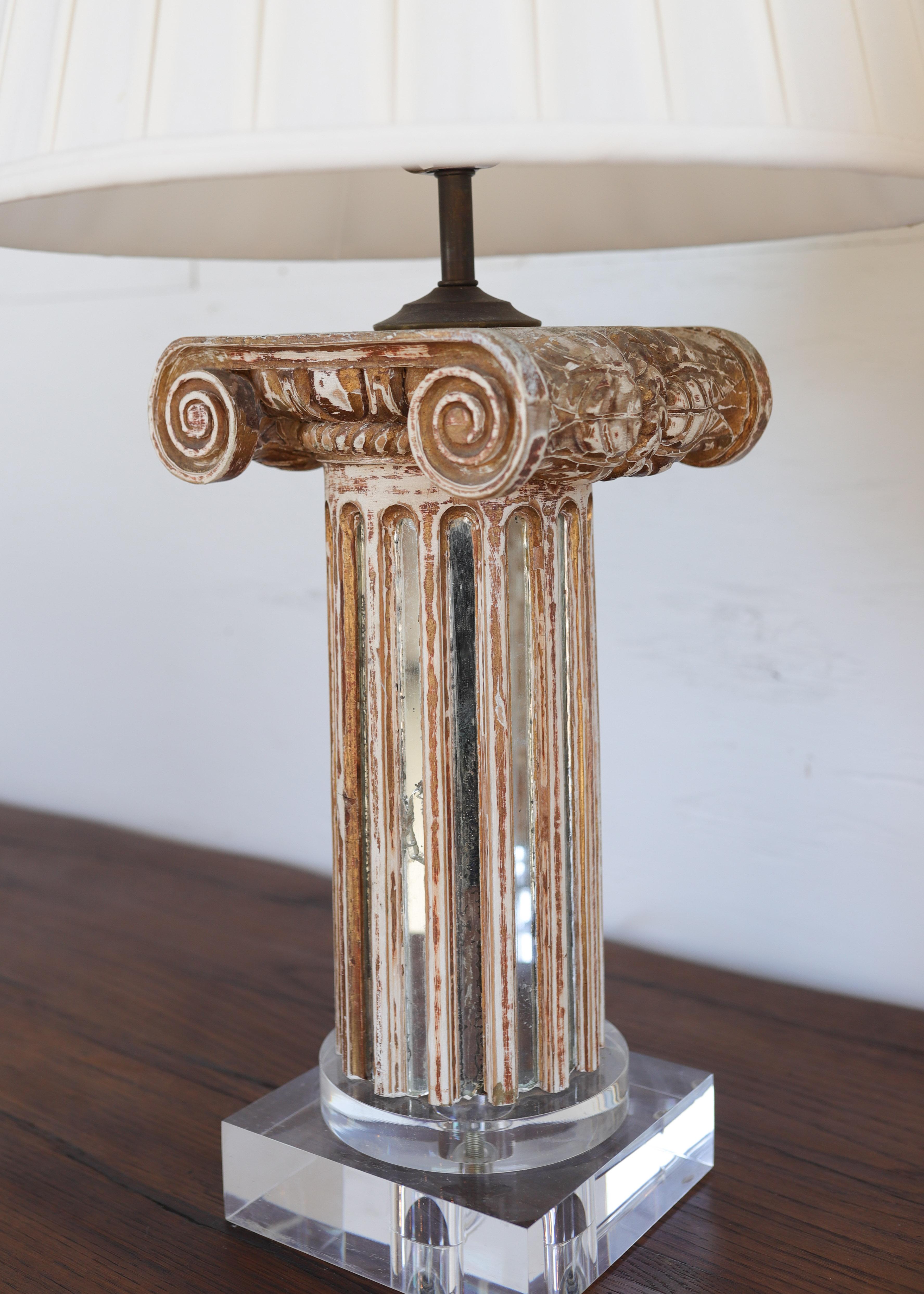 Francese Coppia di lampade a colonna neoclassiche del XVIII secolo con dettagli di piedistallo a specchio in vendita