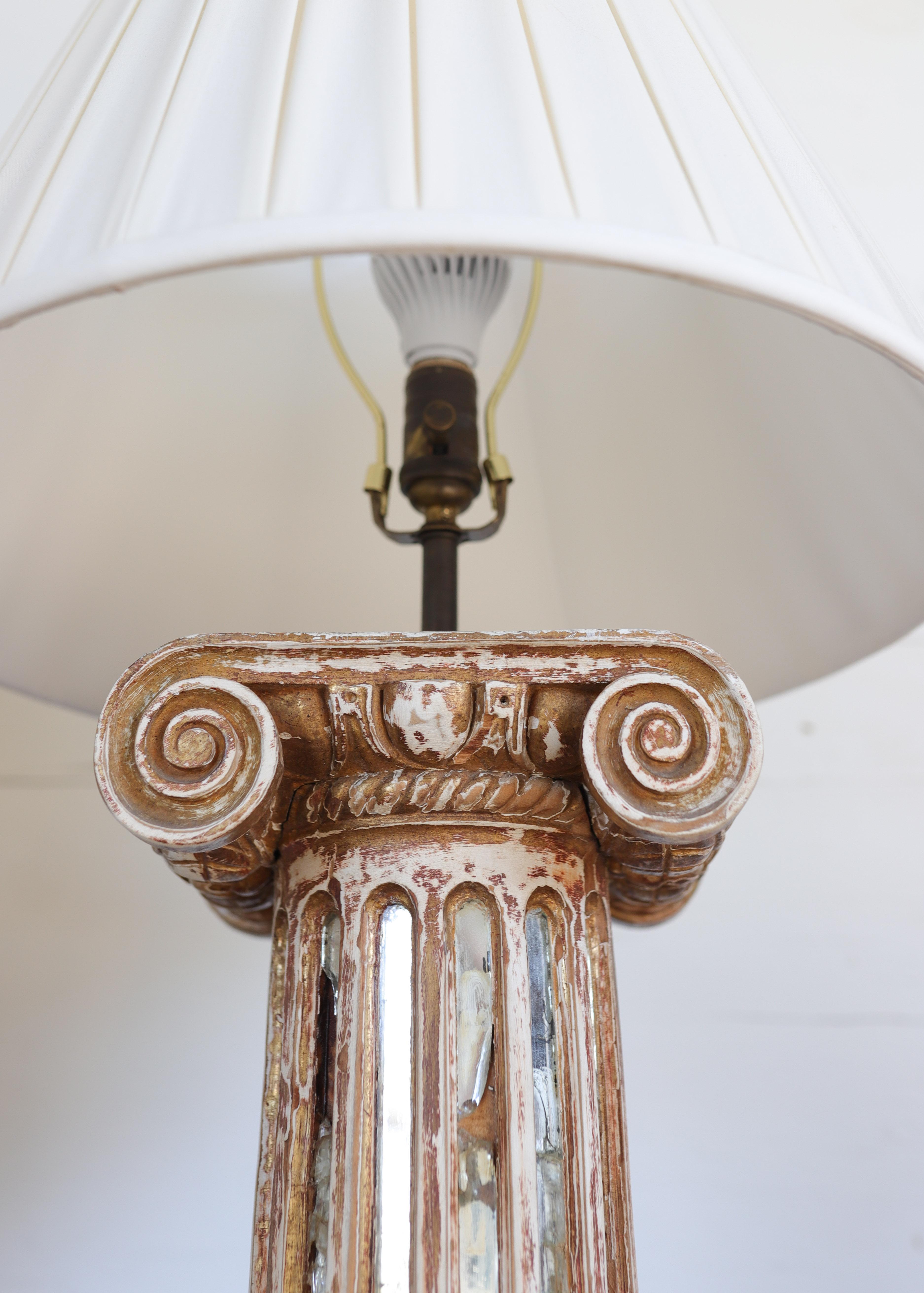 Coppia di lampade a colonna neoclassiche del XVIII secolo con dettagli di piedistallo a specchio In condizioni buone in vendita a Atlanta, GA