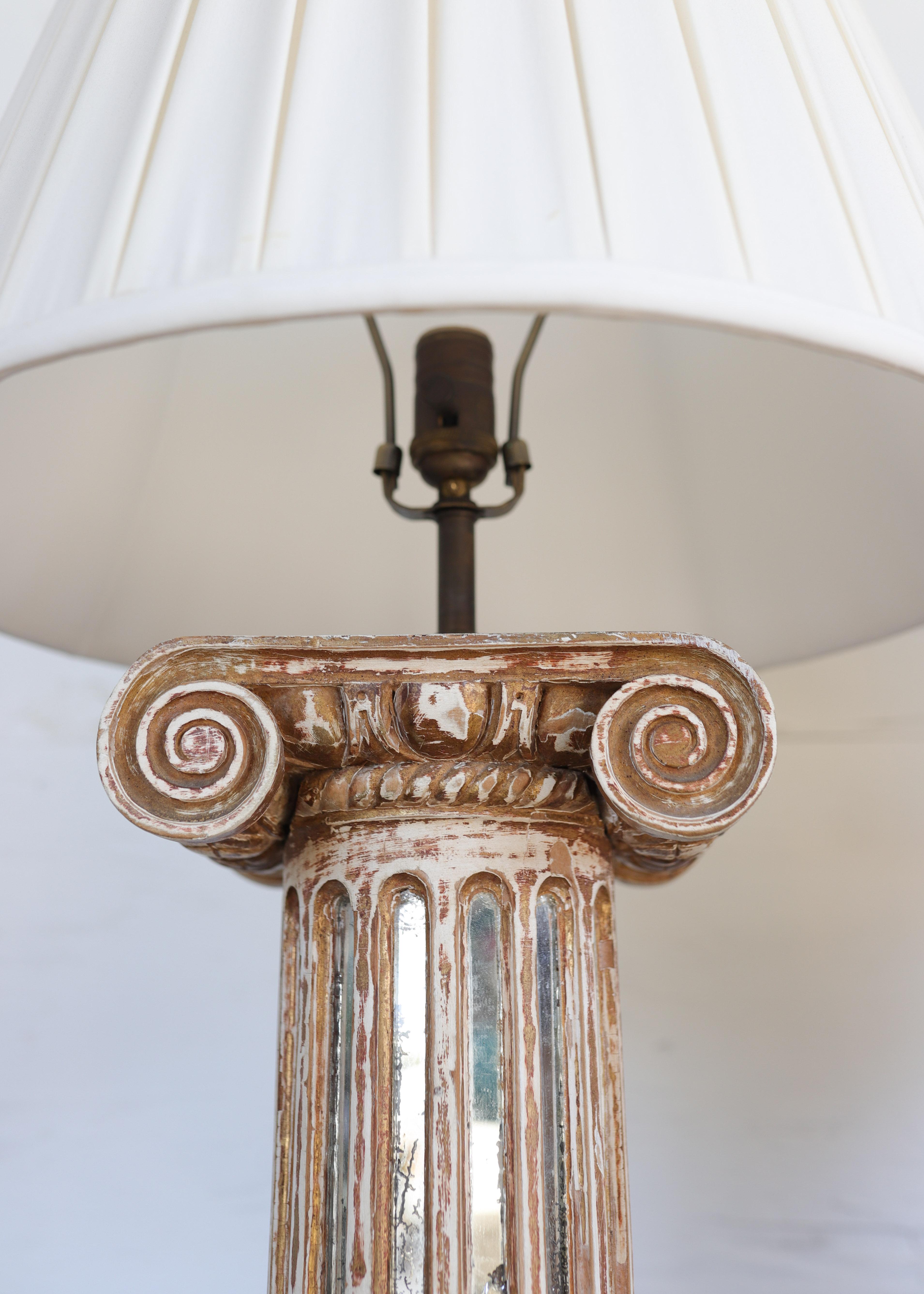 Fino al XVIII secolo Coppia di lampade a colonna neoclassiche del XVIII secolo con dettagli di piedistallo a specchio in vendita