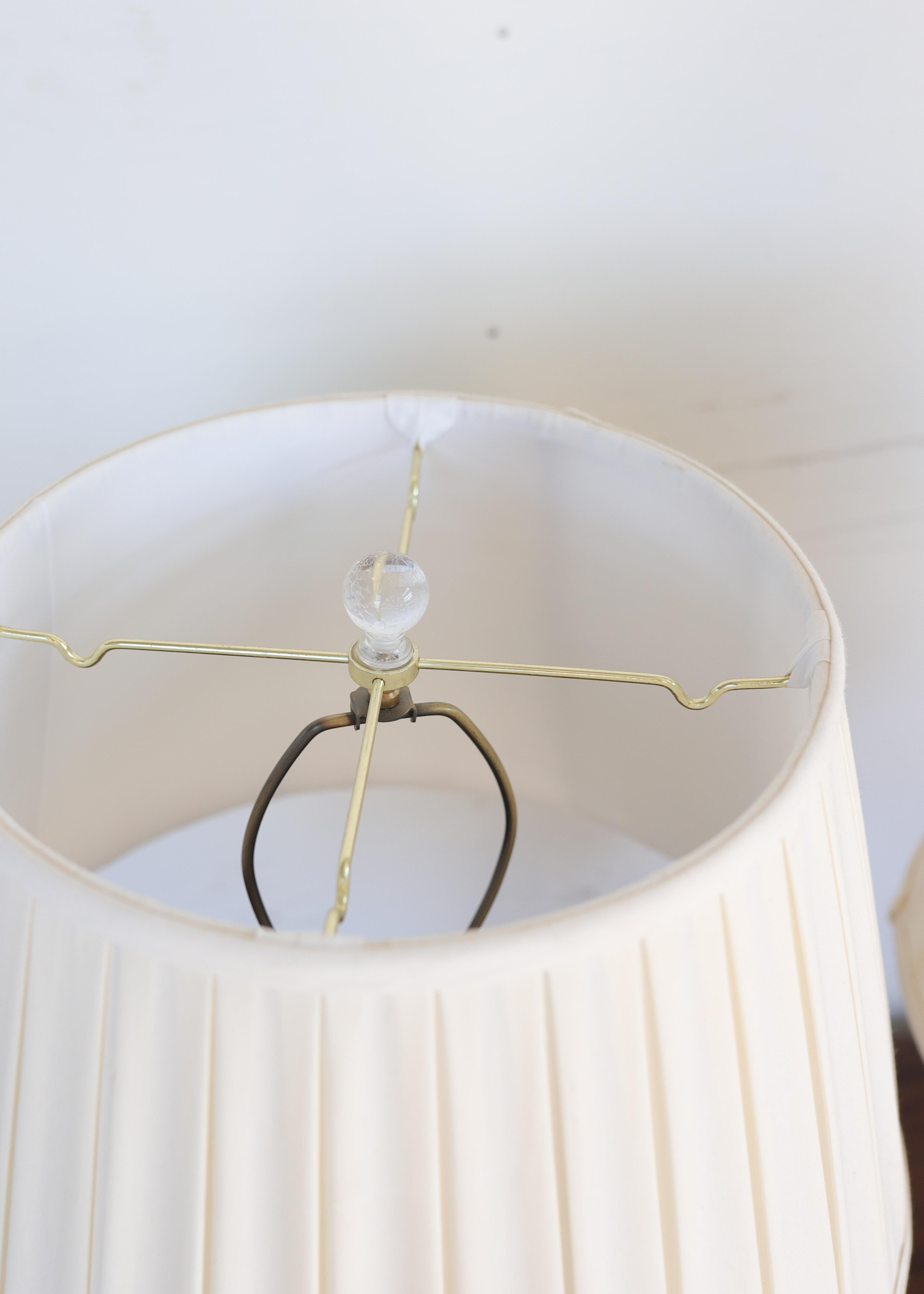 Specchio Coppia di lampade a colonna neoclassiche del XVIII secolo con dettagli di piedistallo a specchio in vendita