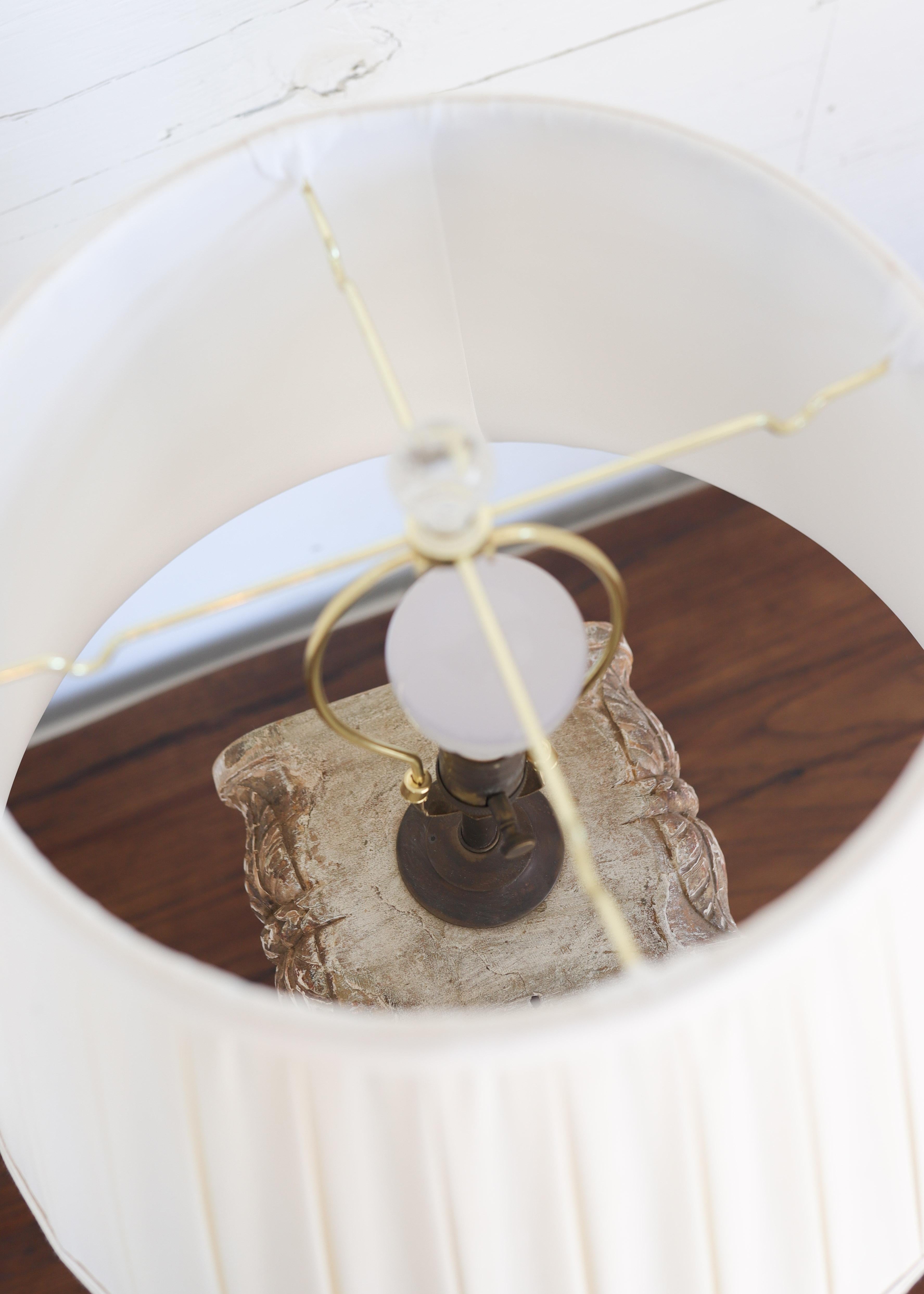 Coppia di lampade a colonna neoclassiche del XVIII secolo con dettagli di piedistallo a specchio in vendita 1