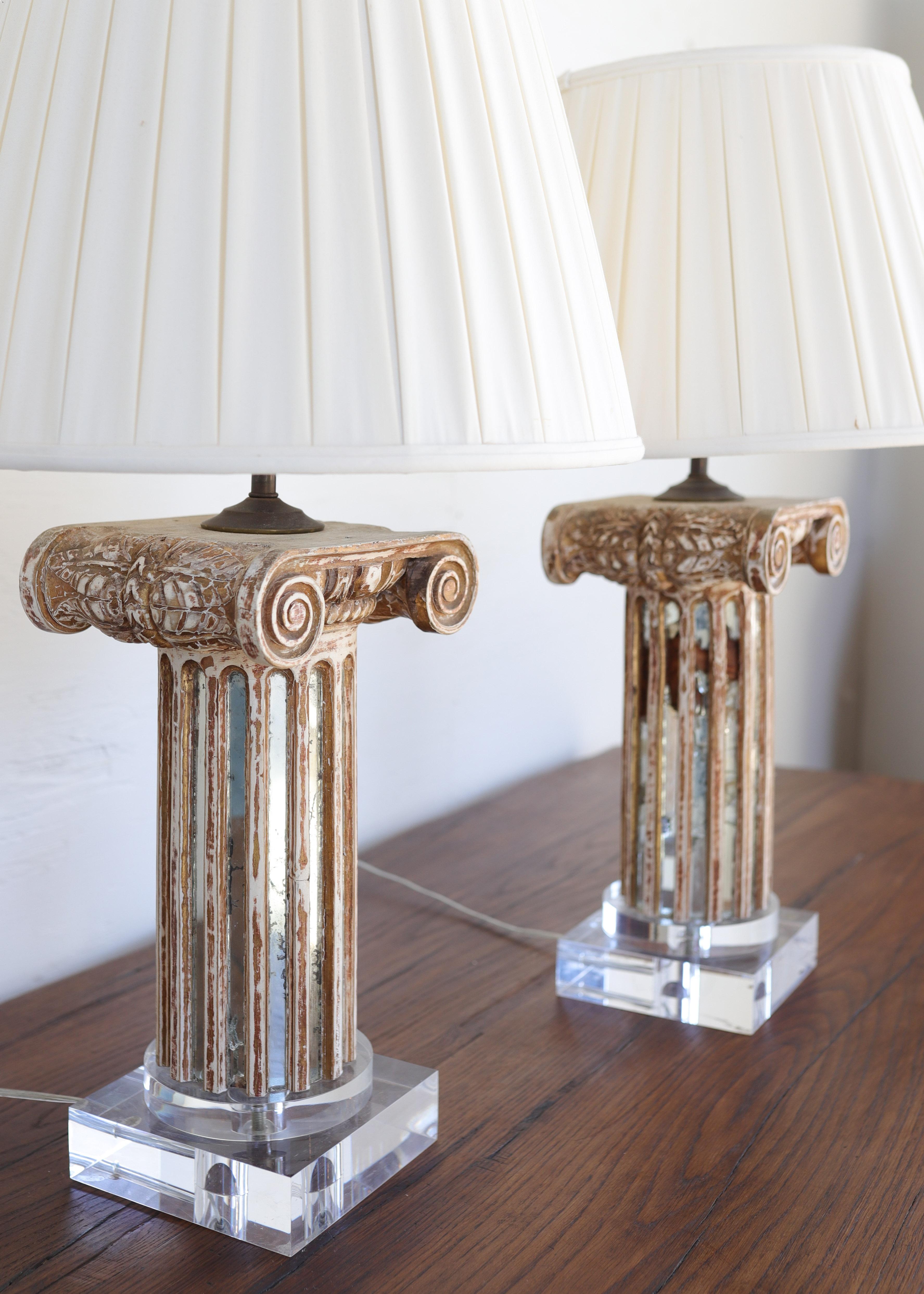 Coppia di lampade a colonna neoclassiche del XVIII secolo con dettagli di piedistallo a specchio in vendita 2