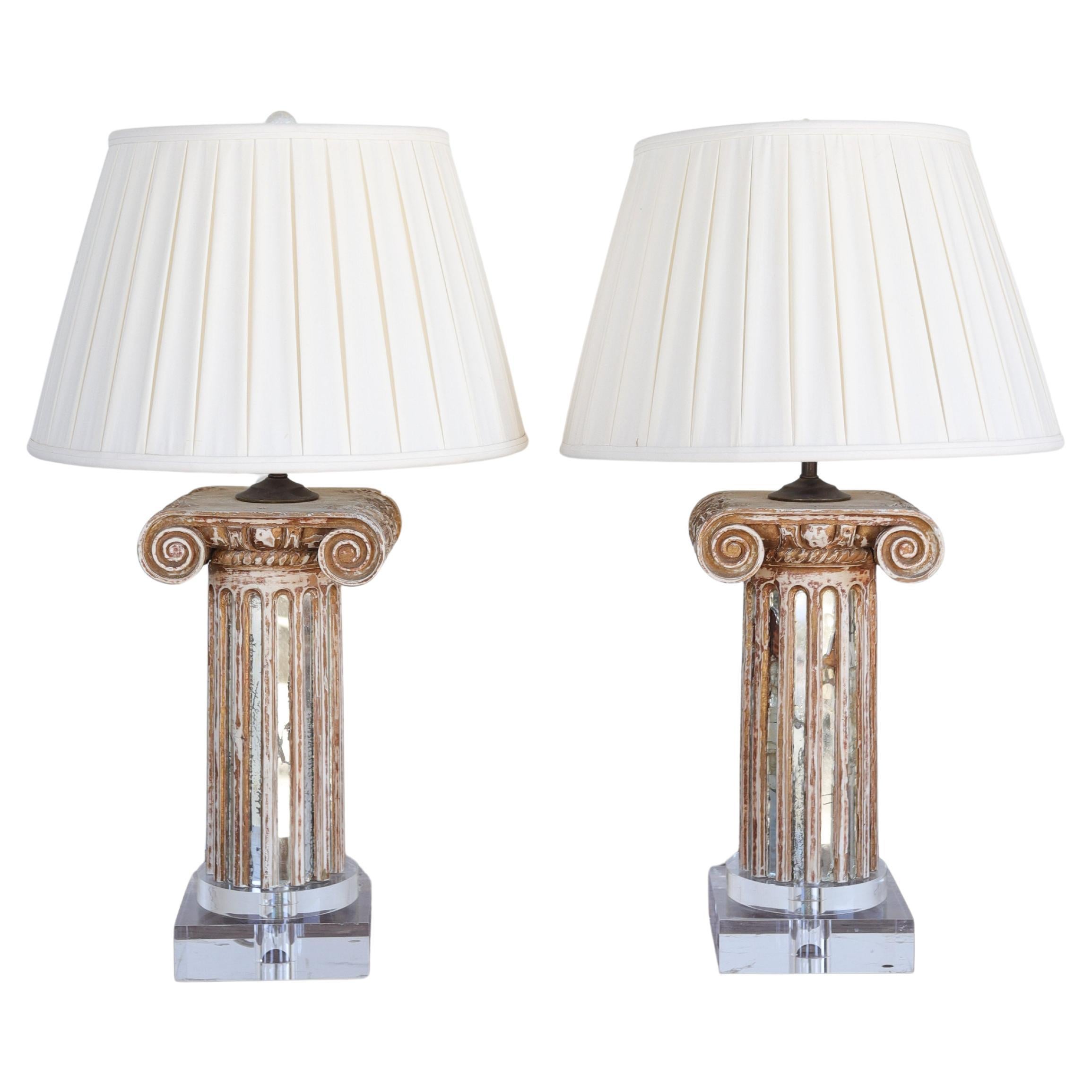 Coppia di lampade a colonna neoclassiche del XVIII secolo con dettagli di piedistallo a specchio in vendita