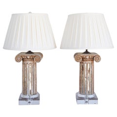 Coppia di lampade a colonna neoclassiche del XVIII secolo con dettagli di piedistallo a specchio