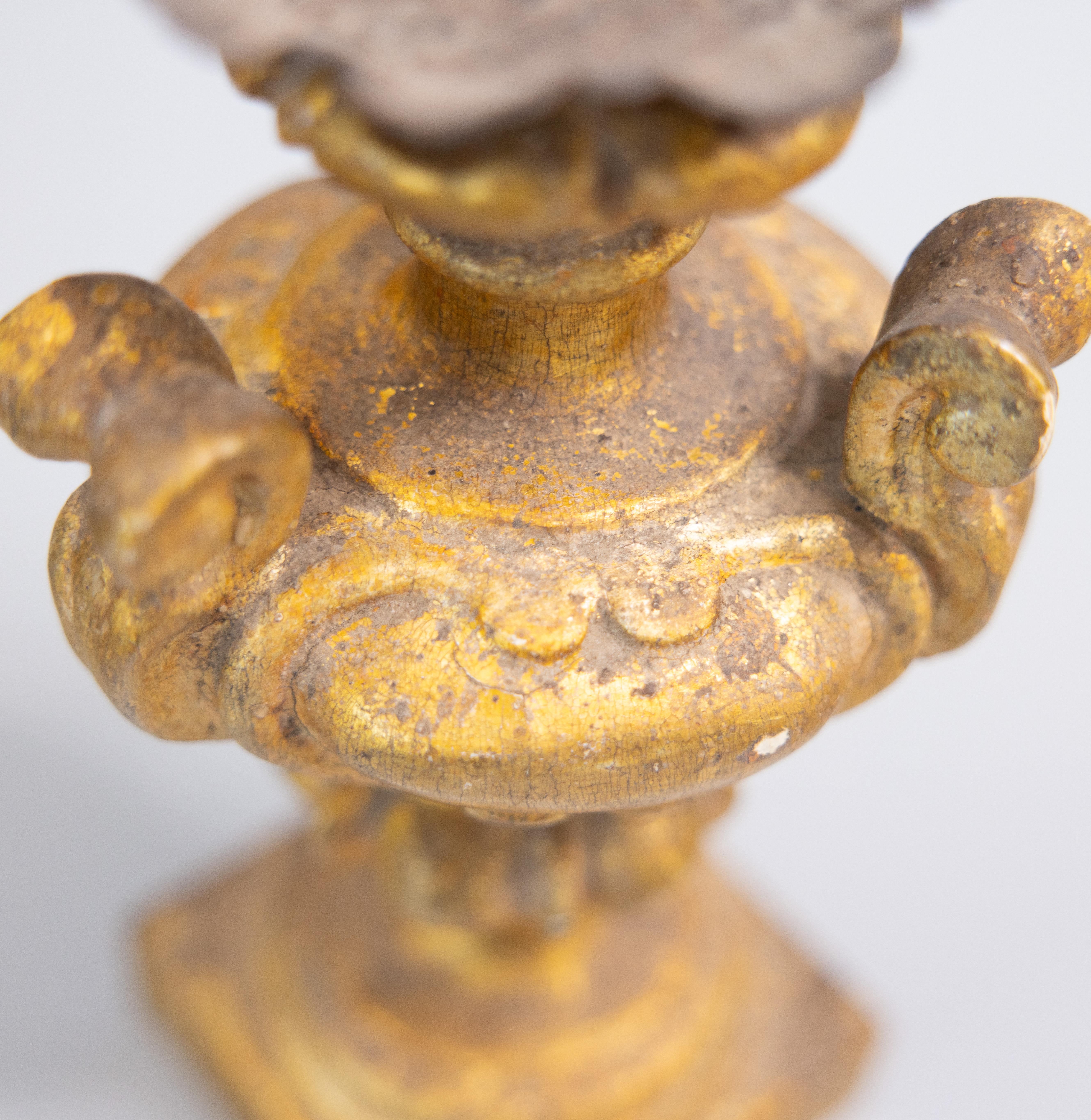 Paar neoklassizistische italienische Urnen-Kerzenständer aus vergoldetem Holz aus dem 18. Jahrhundert im Angebot 4