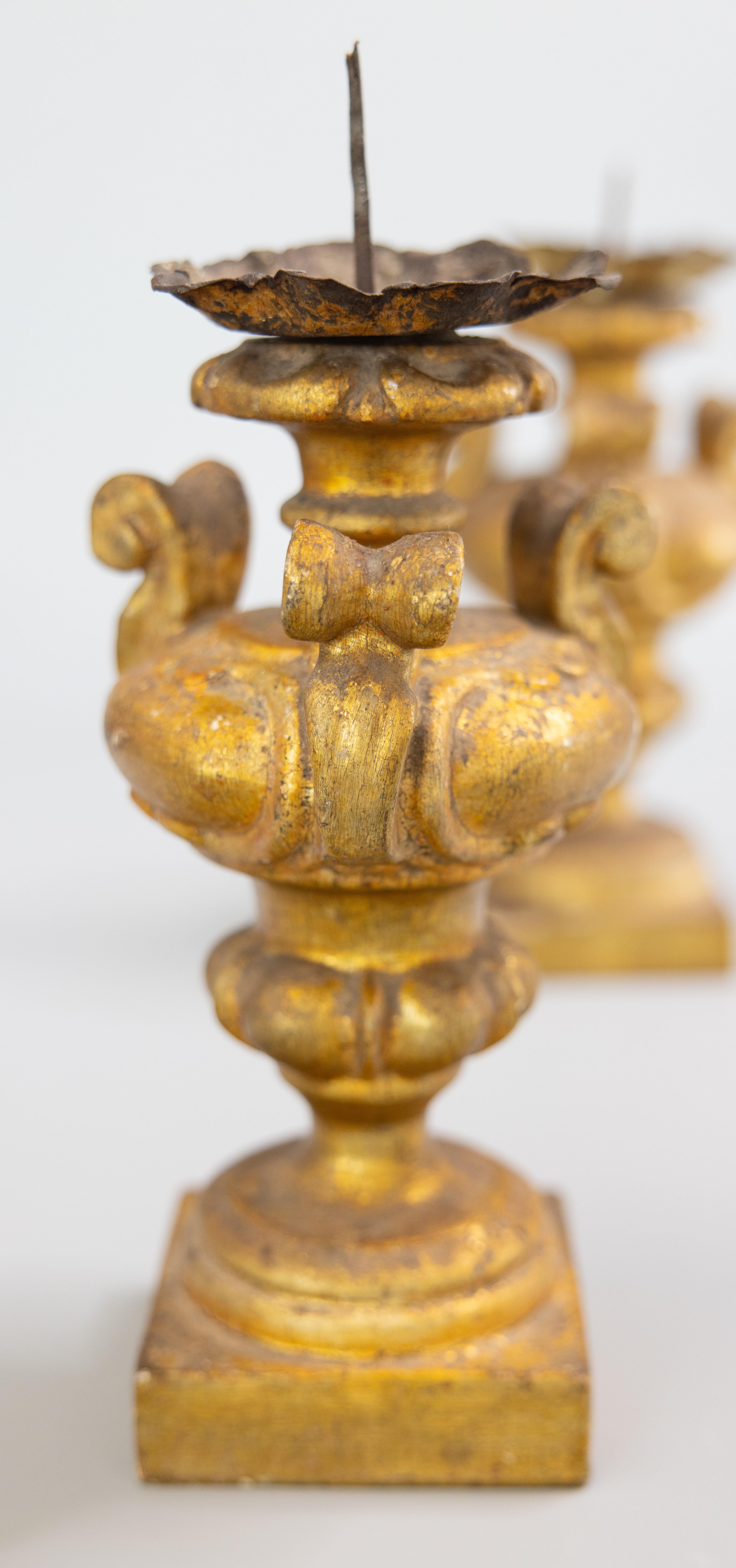 Paar neoklassizistische italienische Urnen-Kerzenständer aus vergoldetem Holz aus dem 18. Jahrhundert im Zustand „Gut“ im Angebot in Pearland, TX