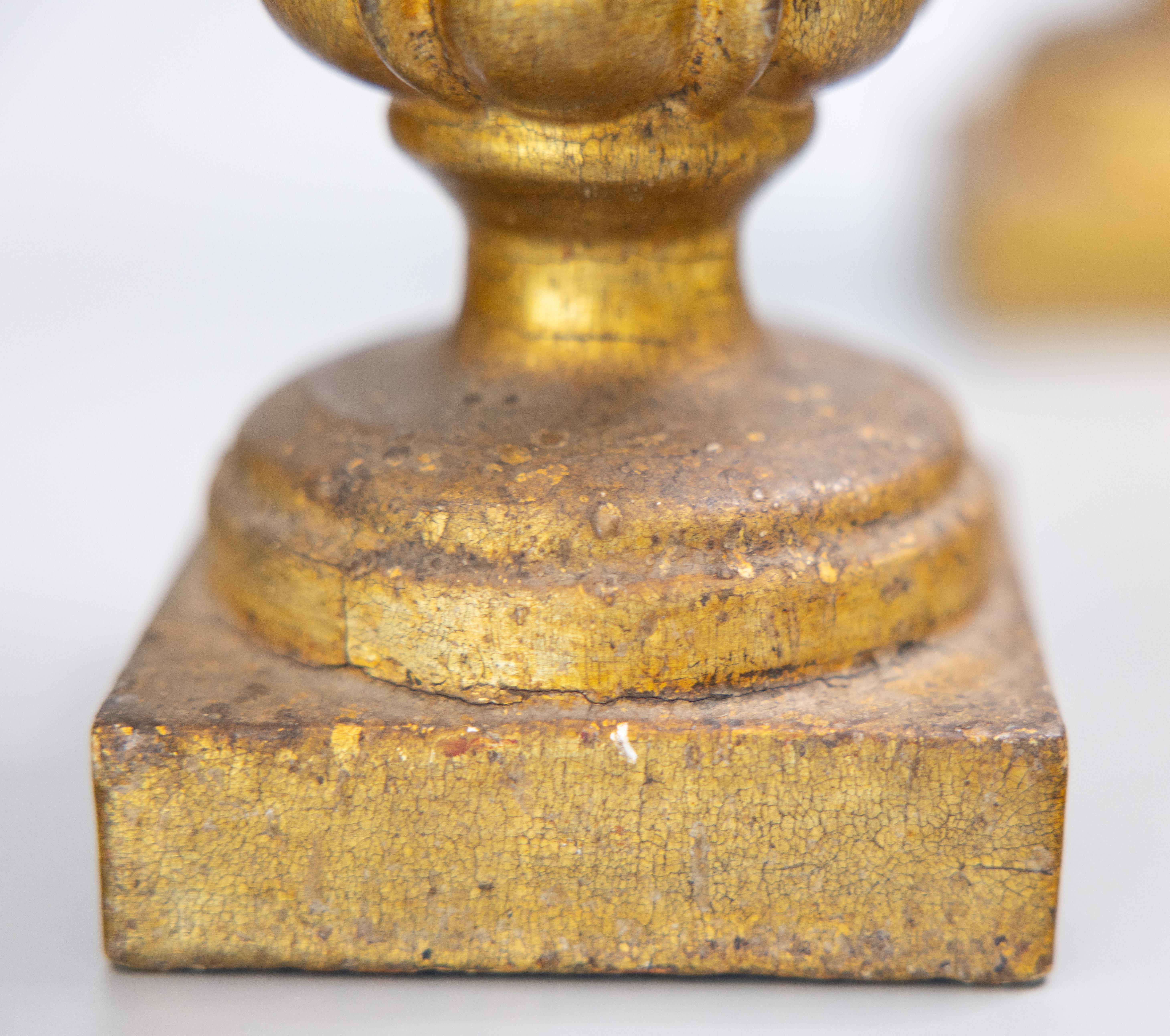 Paar neoklassizistische italienische Urnen-Kerzenständer aus vergoldetem Holz aus dem 18. Jahrhundert im Angebot 1
