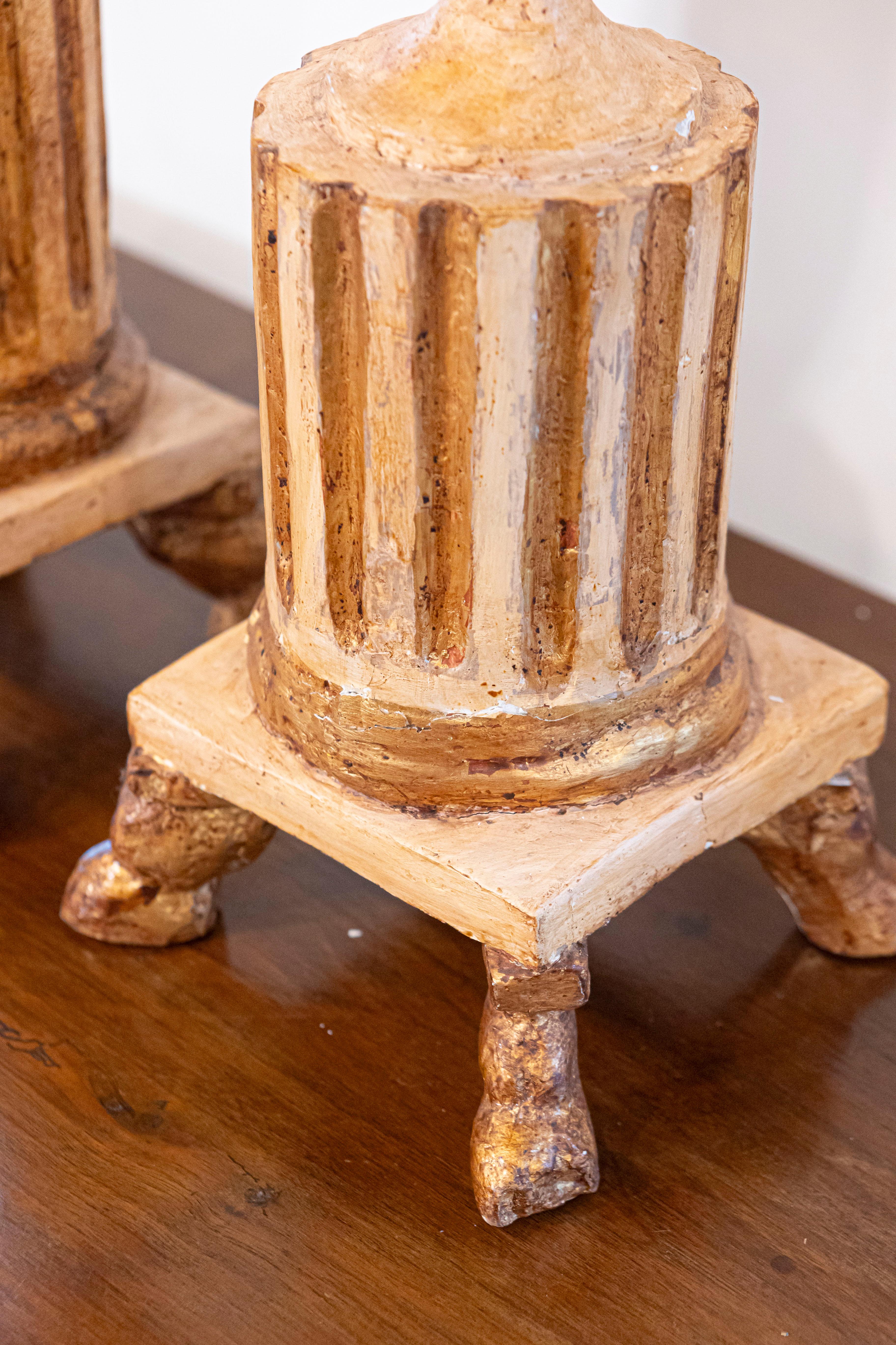Néoclassique Paire de bougeoirs néoclassiques peints et dorés du 18ème siècle avec pieds en forme de sabot en vente