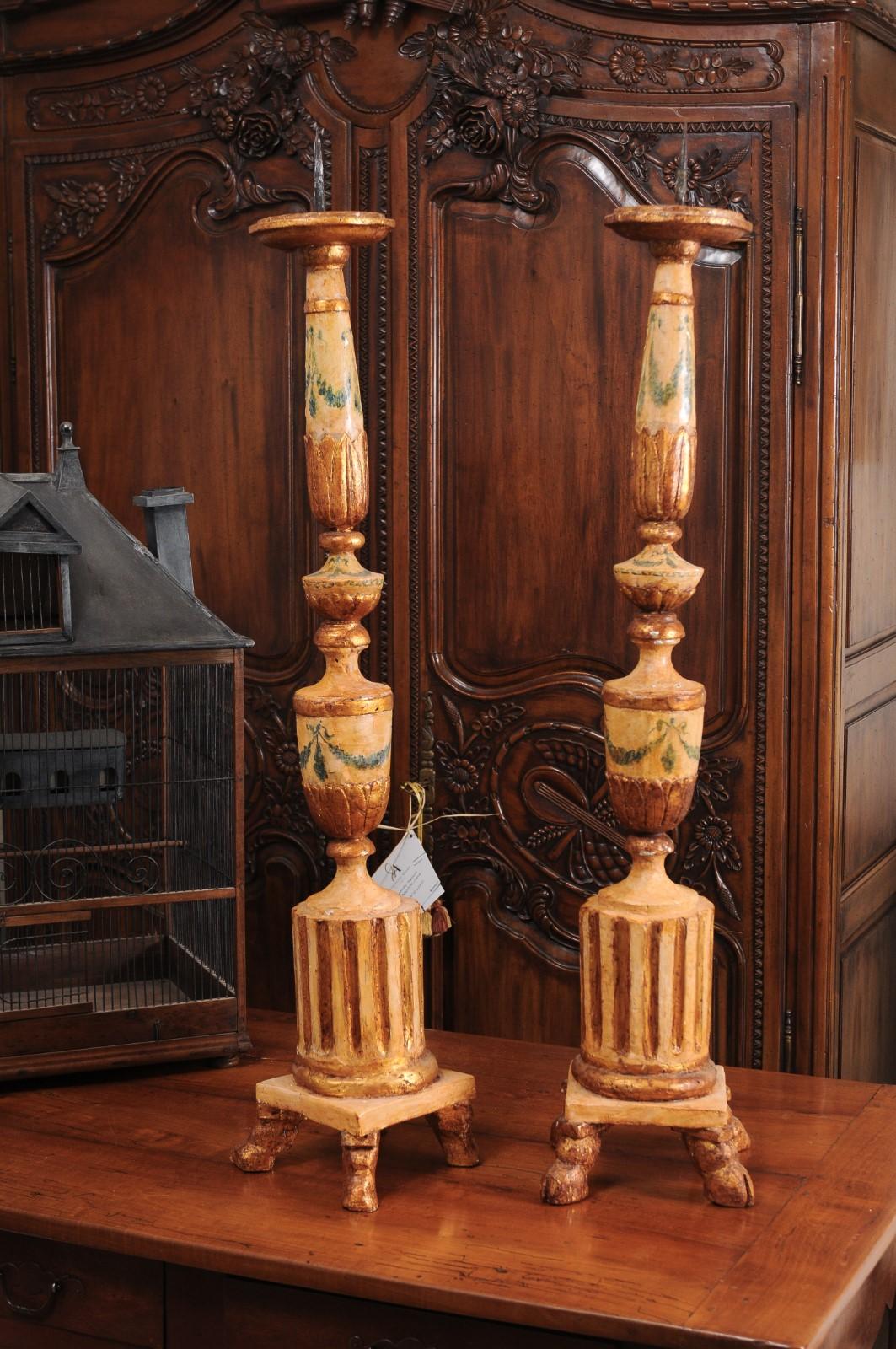Neoklassizistische bemalte und vergoldete Kerzenständer mit Huffüßen aus dem 18. Jahrhundert, Paar (Holz) im Angebot