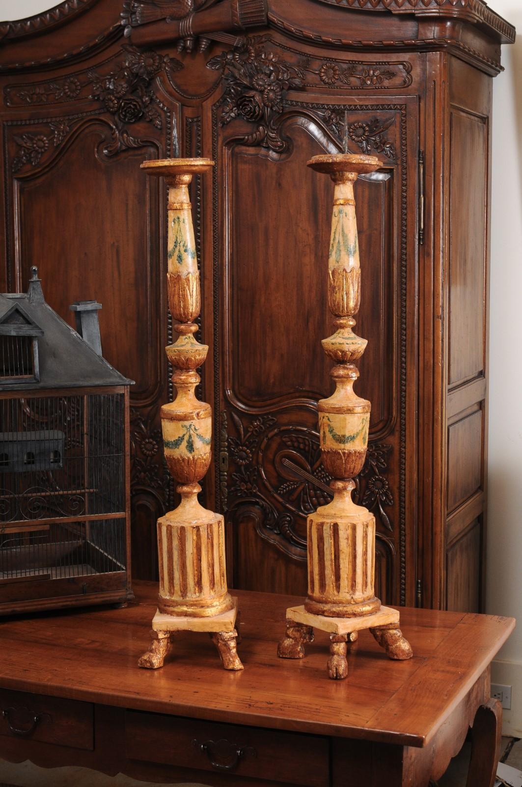 Neoklassizistische bemalte und vergoldete Kerzenständer mit Huffüßen aus dem 18. Jahrhundert, Paar im Angebot 1