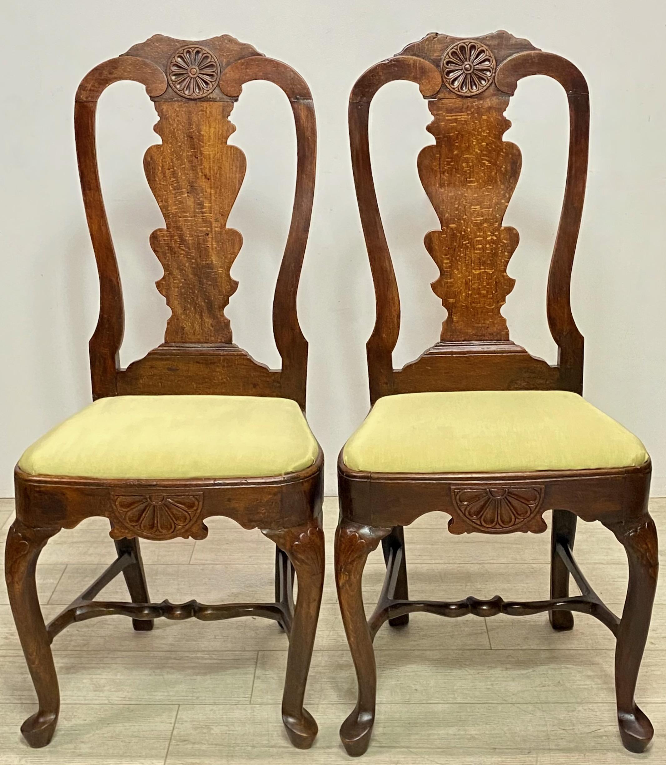 Paar Beistellstühle aus Eichenholz aus dem 18. Jahrhundert (Queen Anne) im Angebot