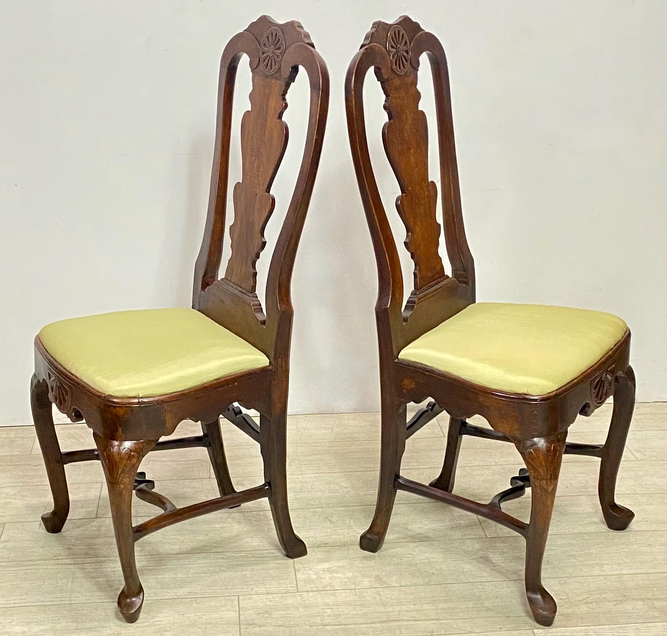 English Pair of 18th Century Queen Anne Style Oak Side Chairs For Sale