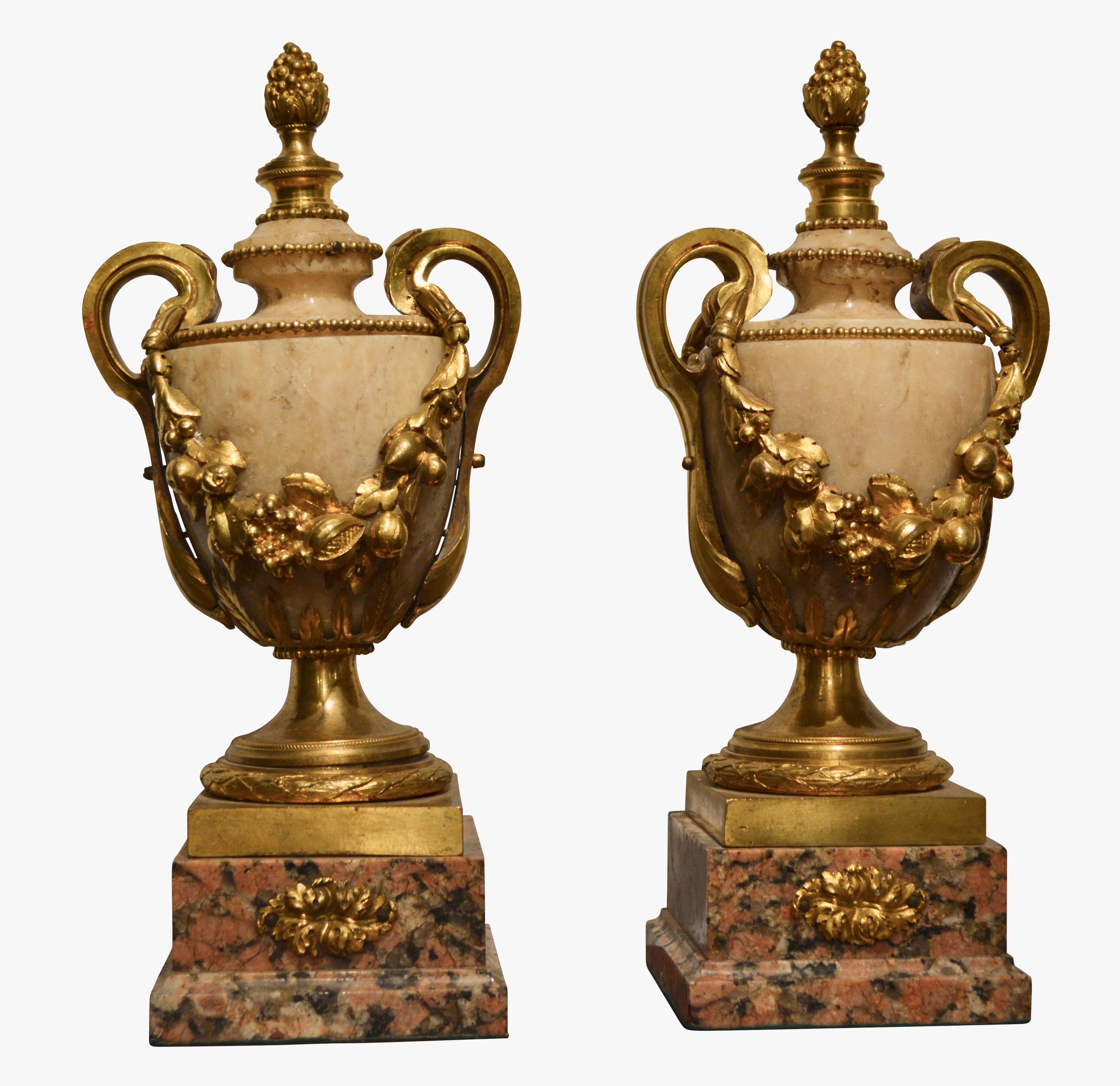 Magnifique paire de vases français du XVIIIe siècle en bronze doré et marbre.