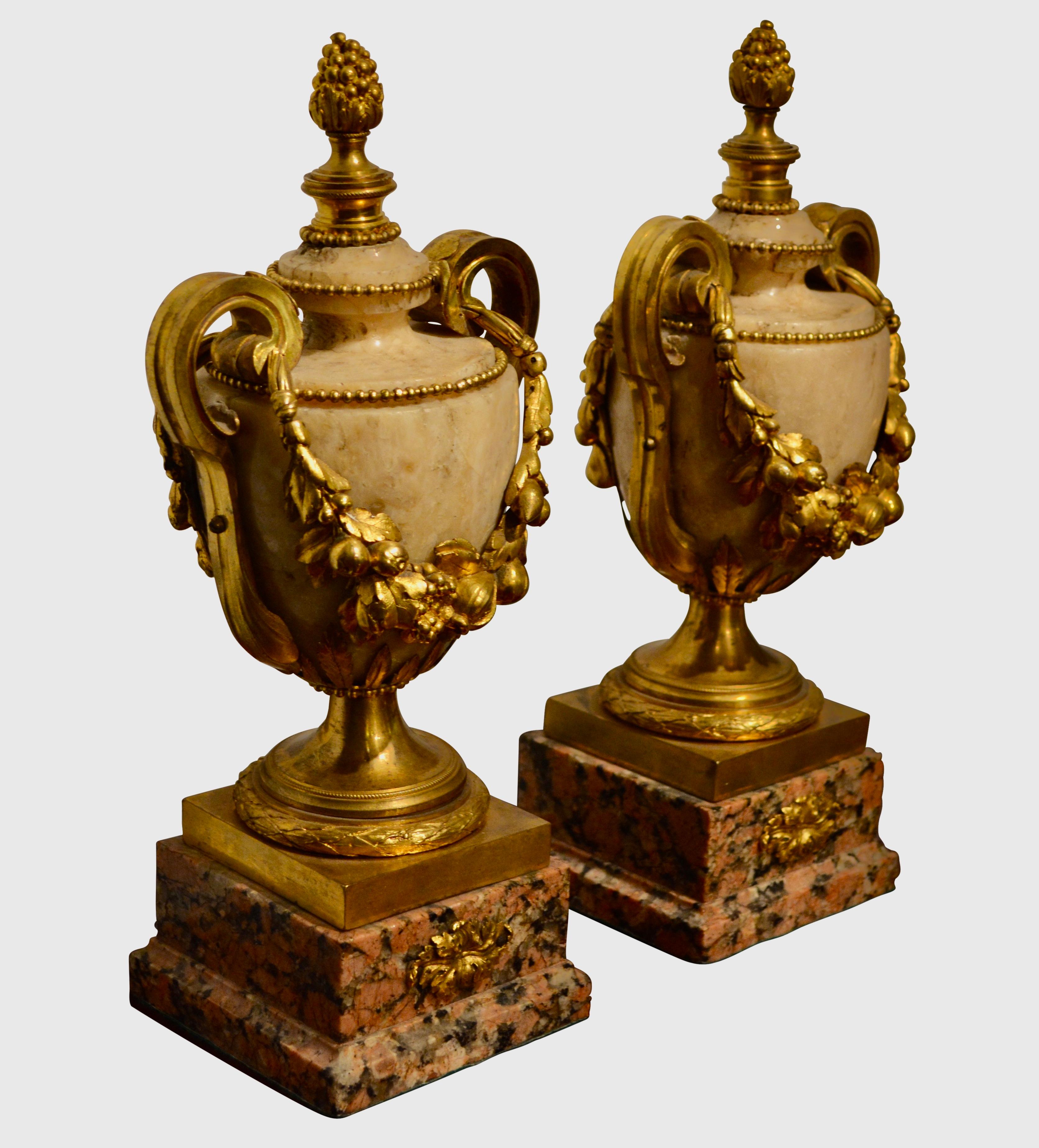 Louis XVI Paire de vases en bronze doré et marbre du XVIIIe siècle