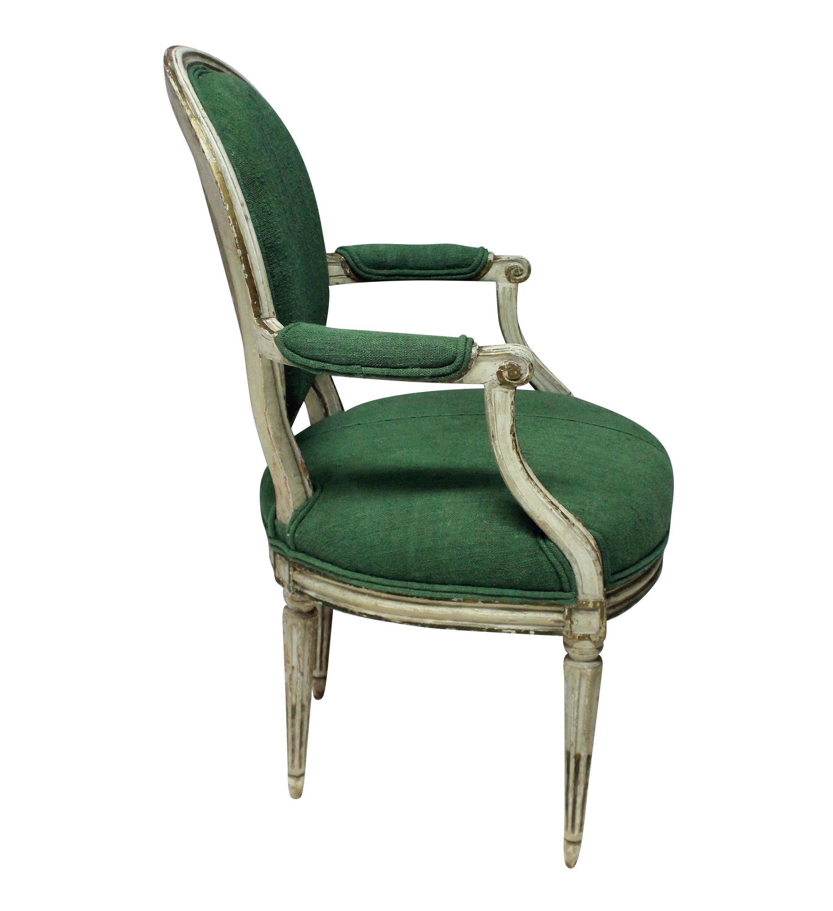 Ein Paar bemalte französische Sessel aus dem XVIII Jahrhundert. In ihrem ursprünglichen Zustand, neu gepolstert in XIX Jahrhundert Hand gefärbt Französisch Leinen.