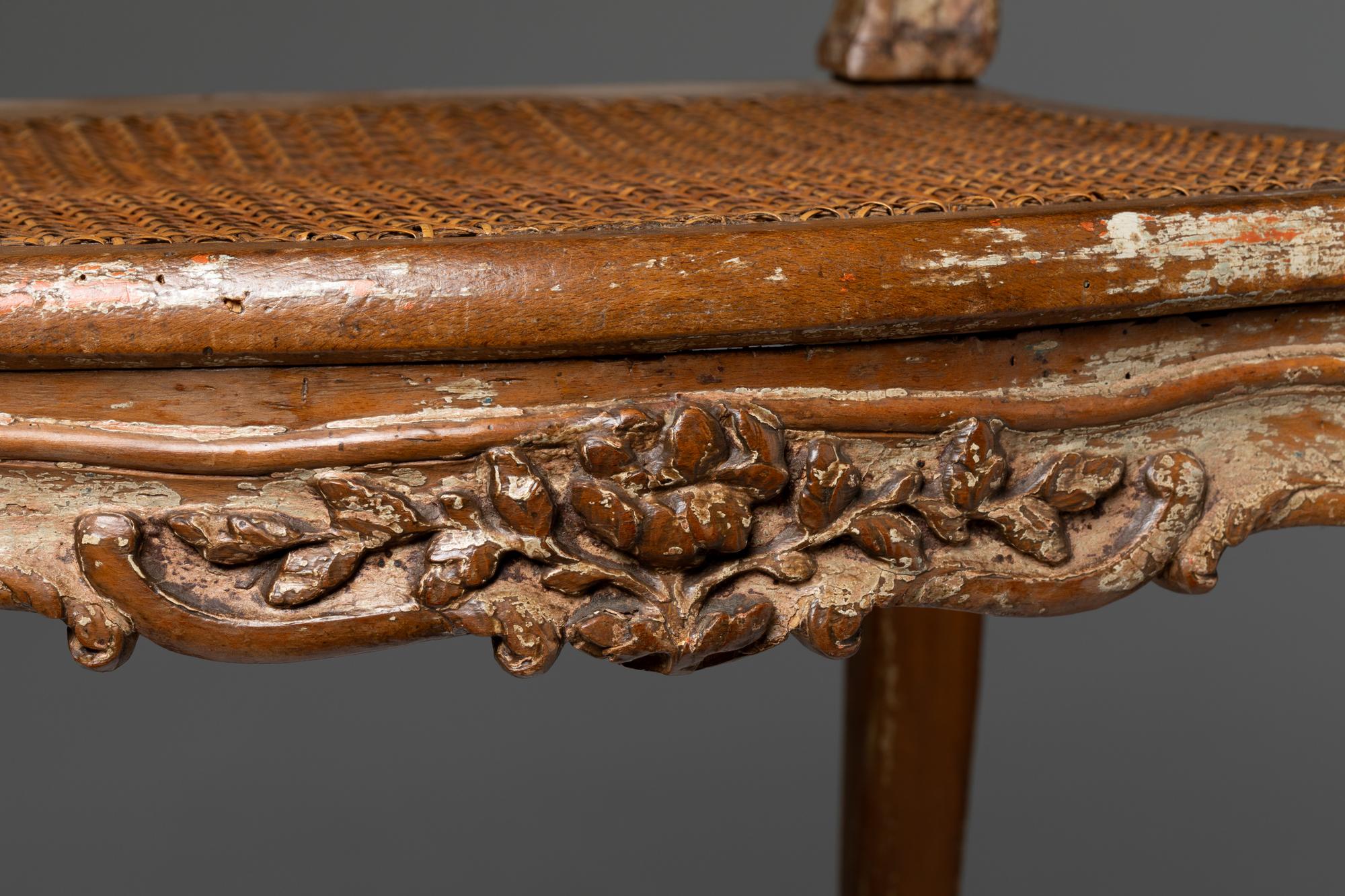 Français Paire de chaises à assise Louis XV peintes du 18ème siècle en vente