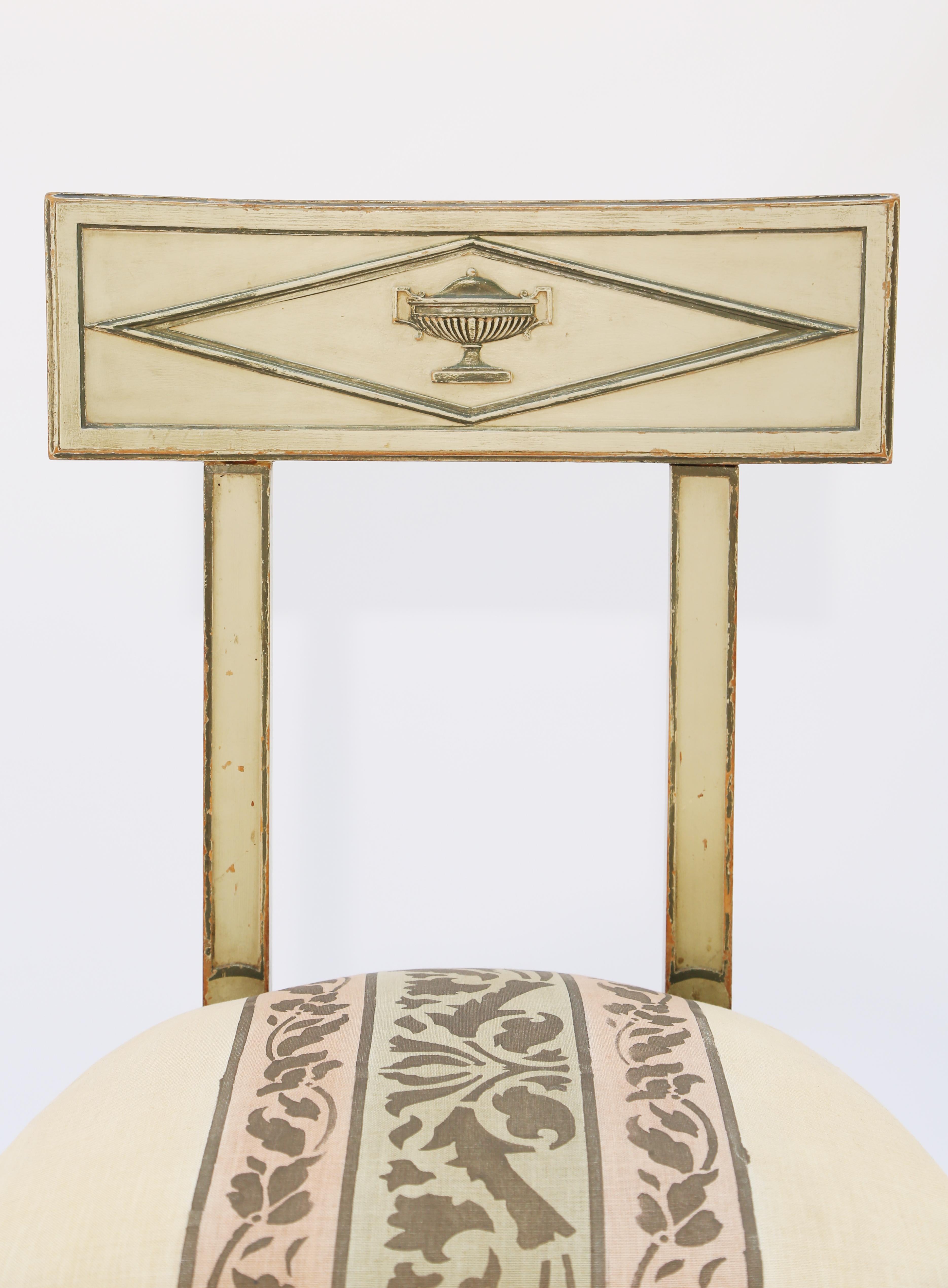 Néo-classique Paire de chaises d'appoint néoclassiques italiennes peintes de la fin du 18ème/début du 19ème siècle en vente
