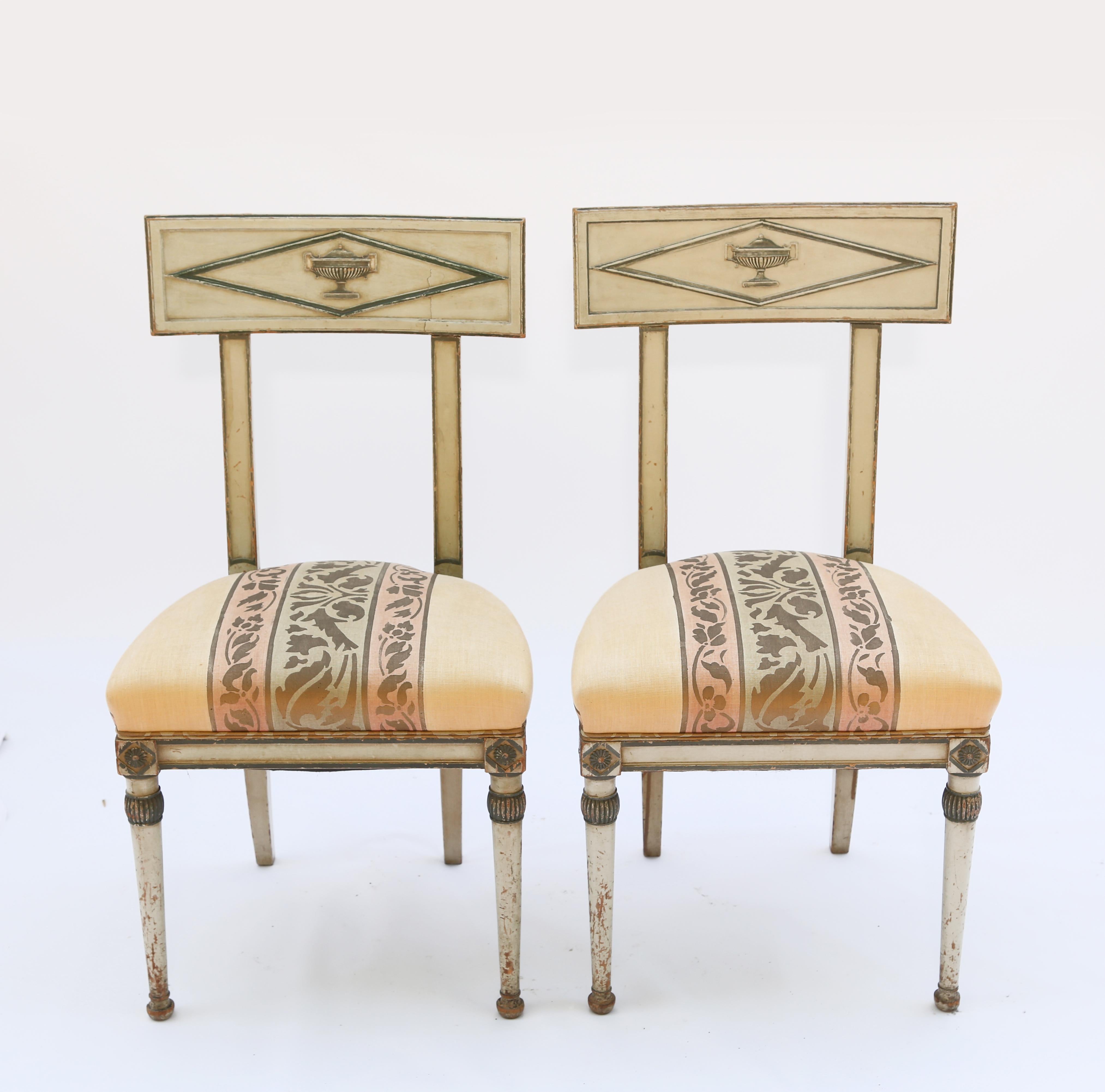 Paar bemalte italienische neoklassizistische Beistellstühle aus dem späten 18. und frühen 19. Jahrhundert im Zustand „Starke Gebrauchsspuren“ im Angebot in West Palm Beach, FL