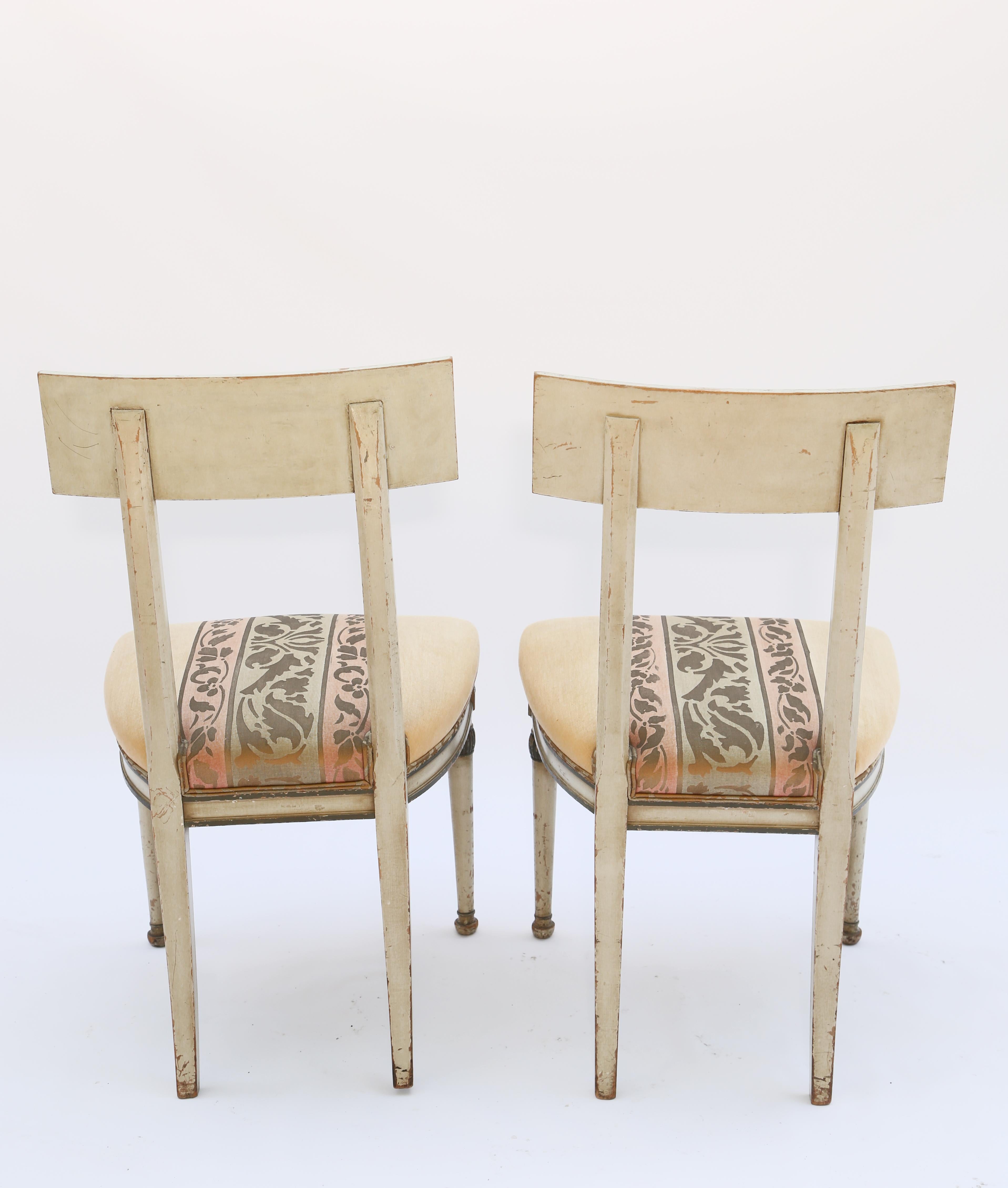 Pair of Late 18th/Early 19th Century, Painted Italian Neoclassical Side Chairs For Sale 1