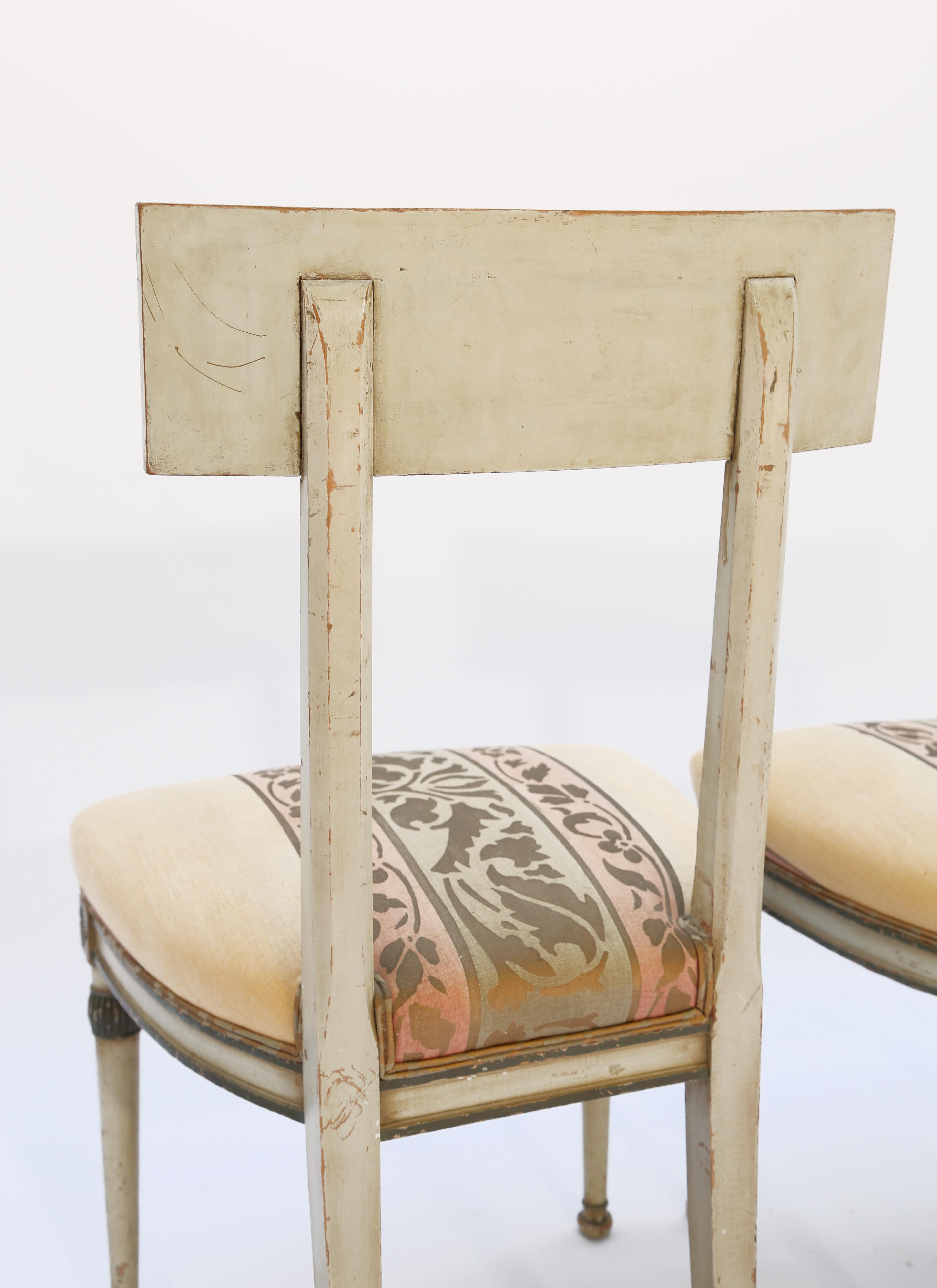 Pair of Late 18th/Early 19th Century, Painted Italian Neoclassical Side Chairs For Sale 2