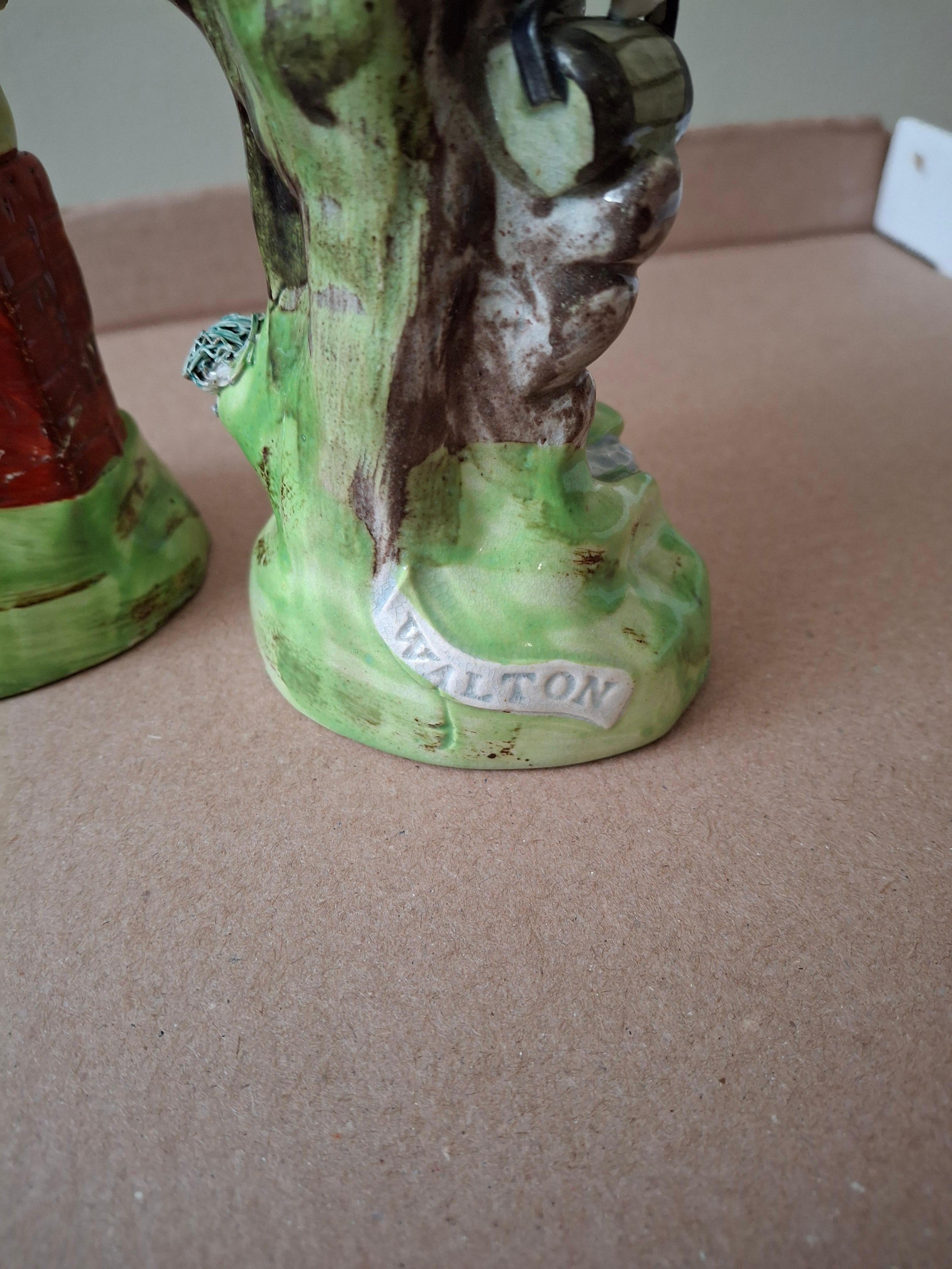 Paire de figurines en porcelaine perlée du 18e siècle  Style géorgien en vente 5