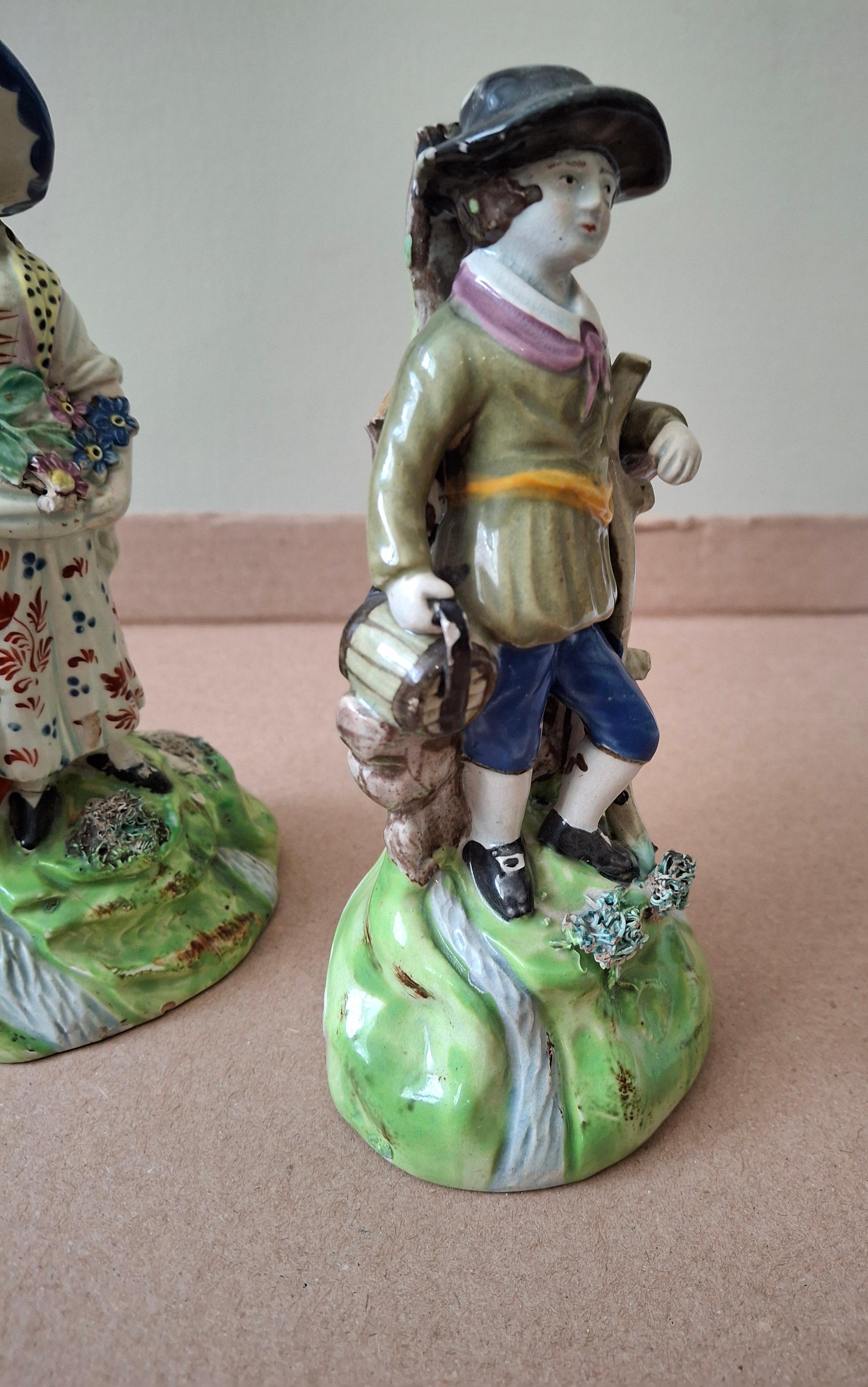 Paire de figurines en porcelaine perlée du 18e siècle  Style géorgien en vente 8