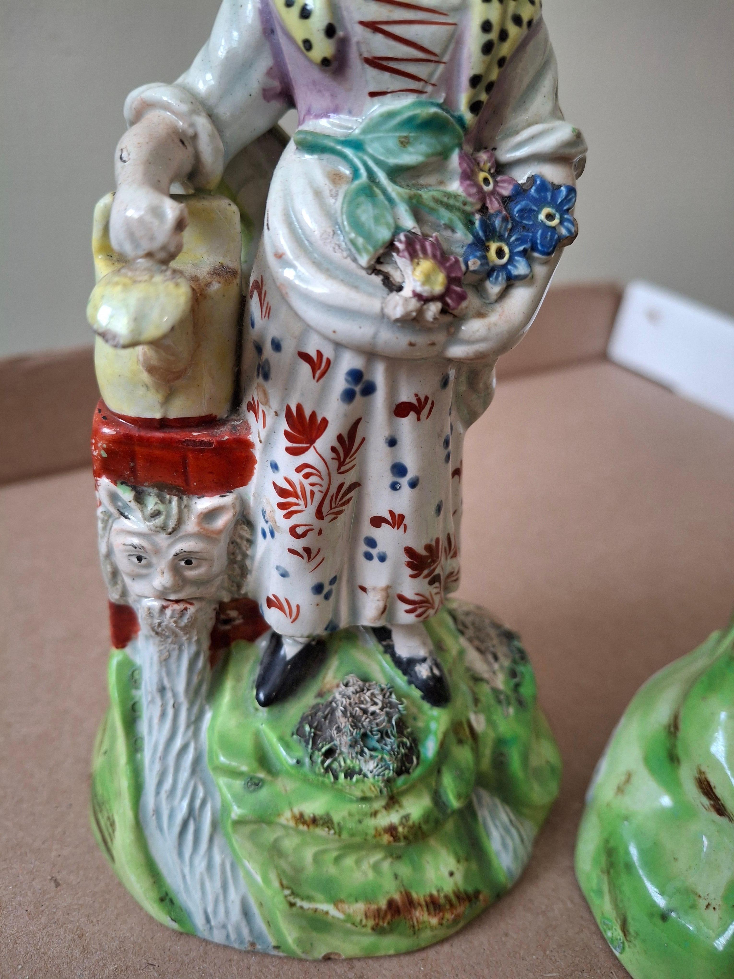 Paire de figurines en porcelaine perlée du 18e siècle  Style géorgien État moyen - En vente à San Francisco, CA