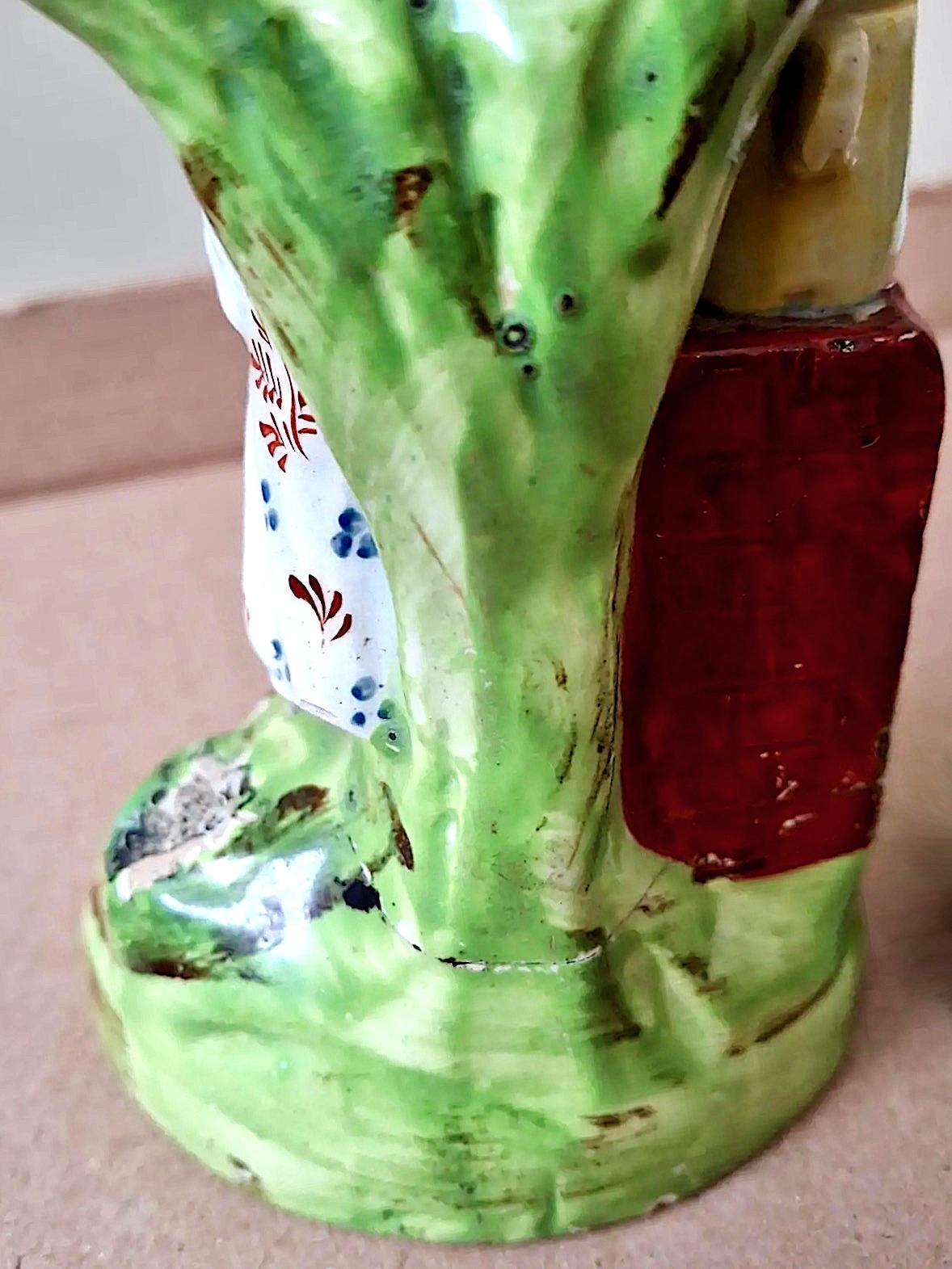 Paire de figurines en porcelaine perlée du 18e siècle  Style géorgien État moyen - En vente à San Francisco, CA