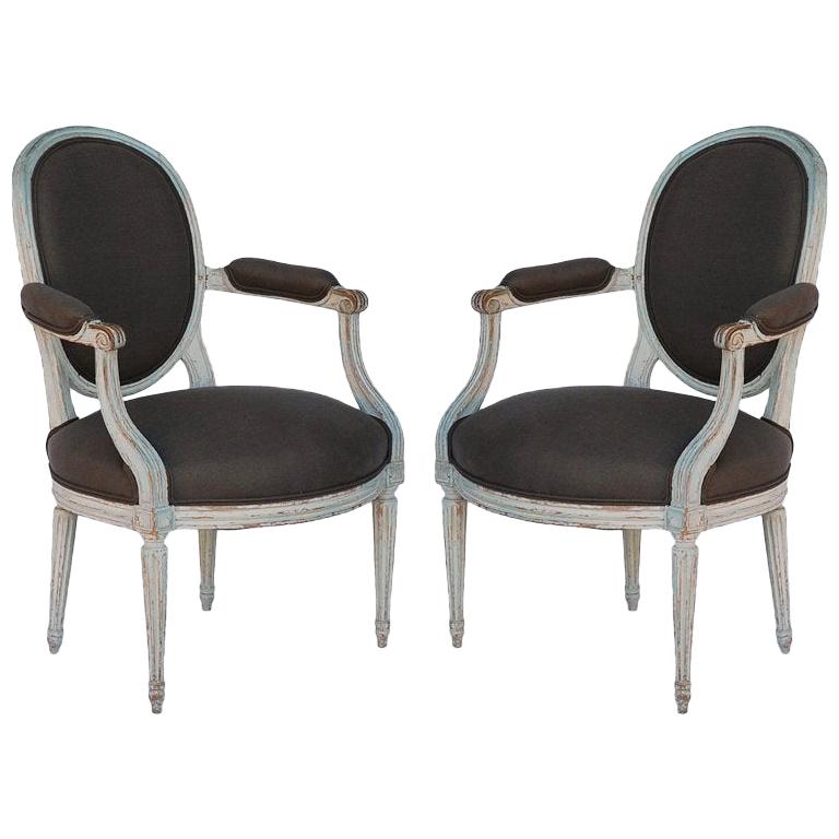 Paar weiß getünchte „Medaillon“-Sessel aus der Zeit Ludwigs XVI. des 18. Jahrhunderts