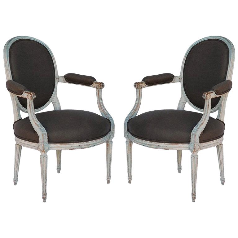 Paire de fauteuils "Medaillon" blanchis à la chaux de style Louis XVI du 18ème siècle