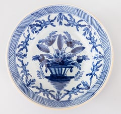 Paire d'assiettes fleuries en faïence de Delft, de style hollandais, datant du XVIIIe siècle