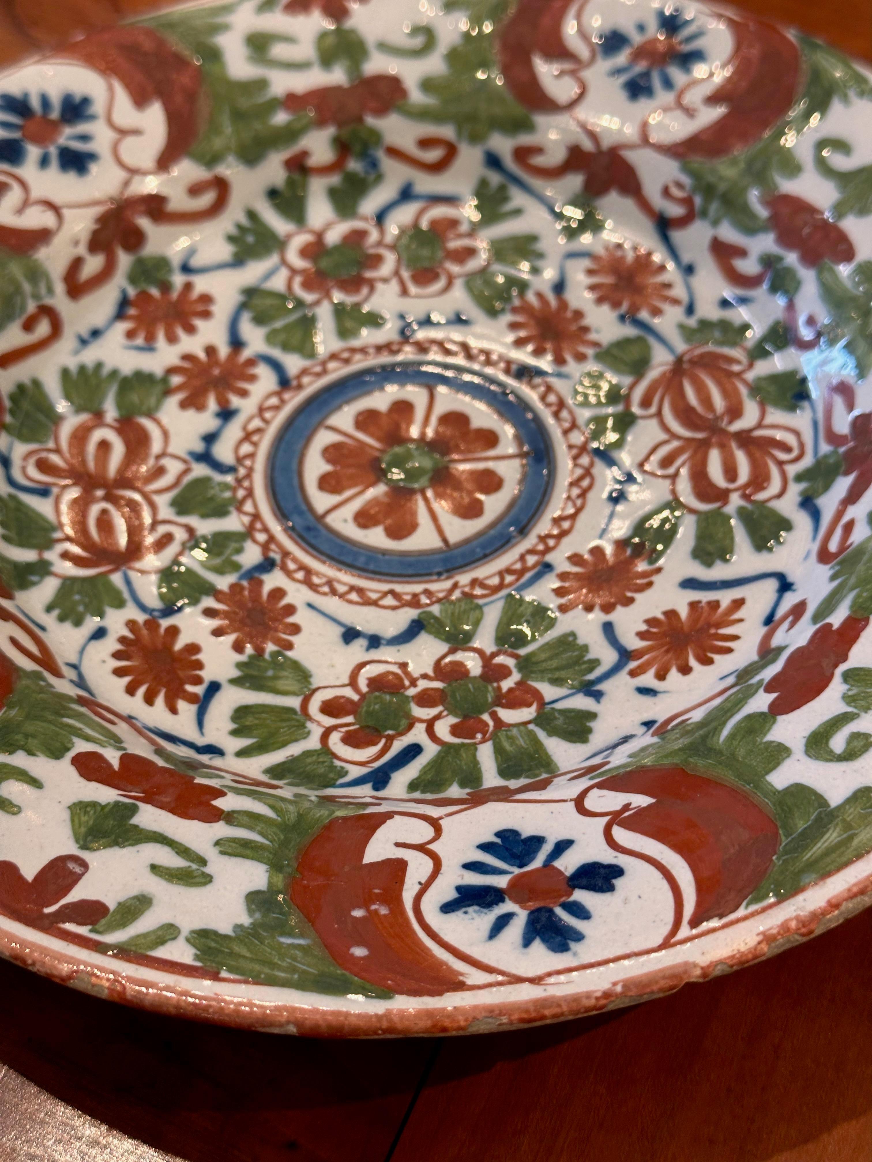Pair of 18th Century Polychrome Plates In Good Condition For Sale In Charlottesville, VA