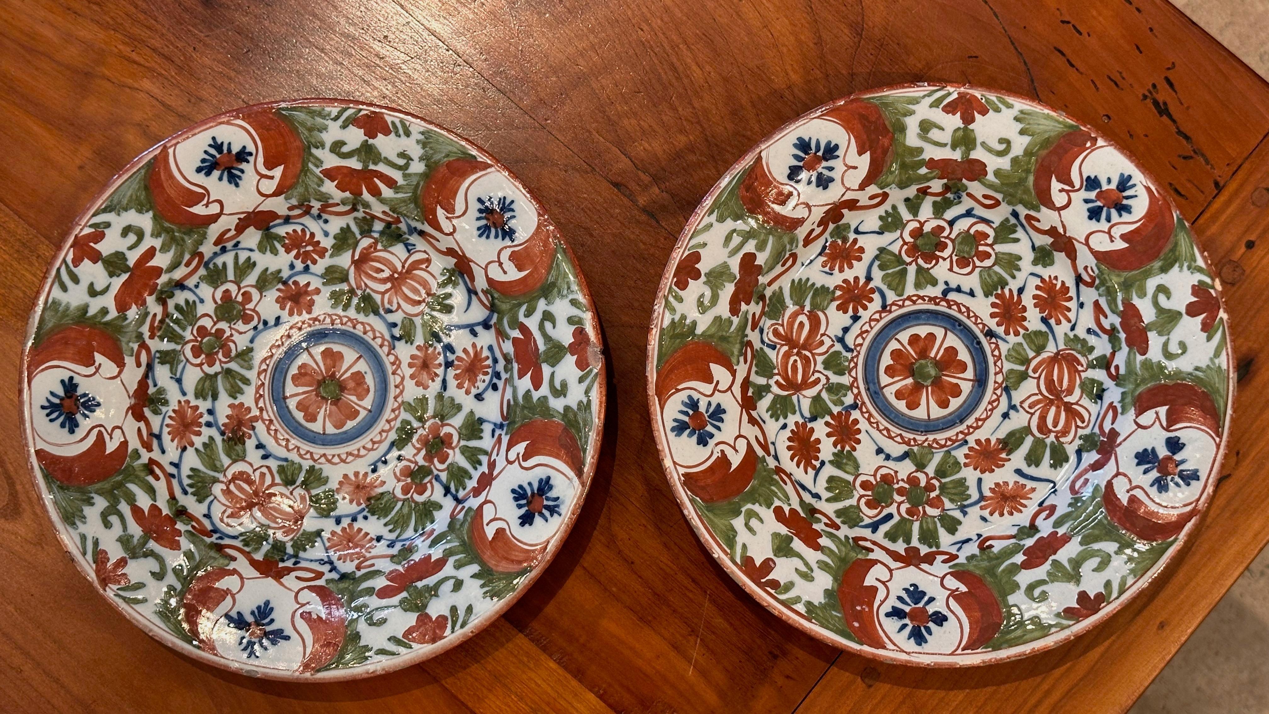 Paar polychrome Teller aus dem 18. Jahrhundert (19. Jahrhundert) im Angebot