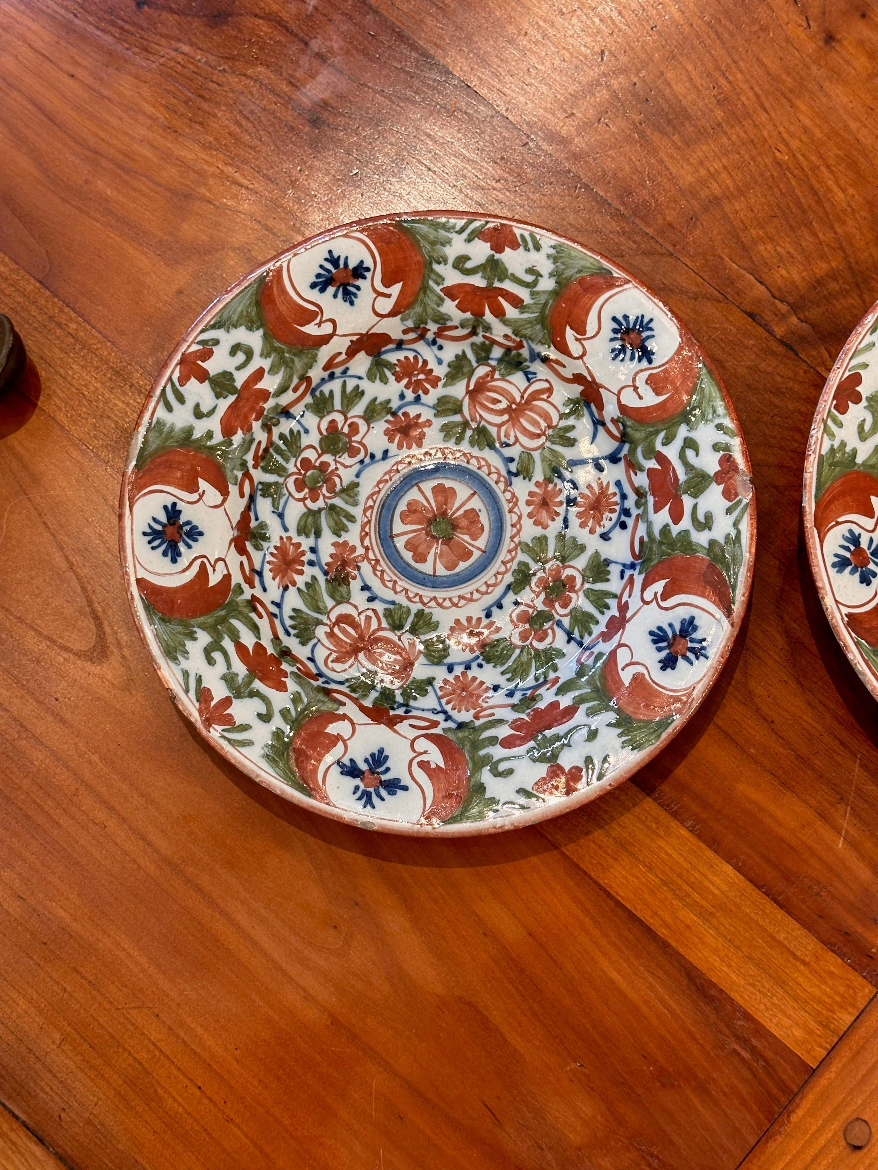 Paar polychrome Teller aus dem 18. Jahrhundert (Keramik) im Angebot