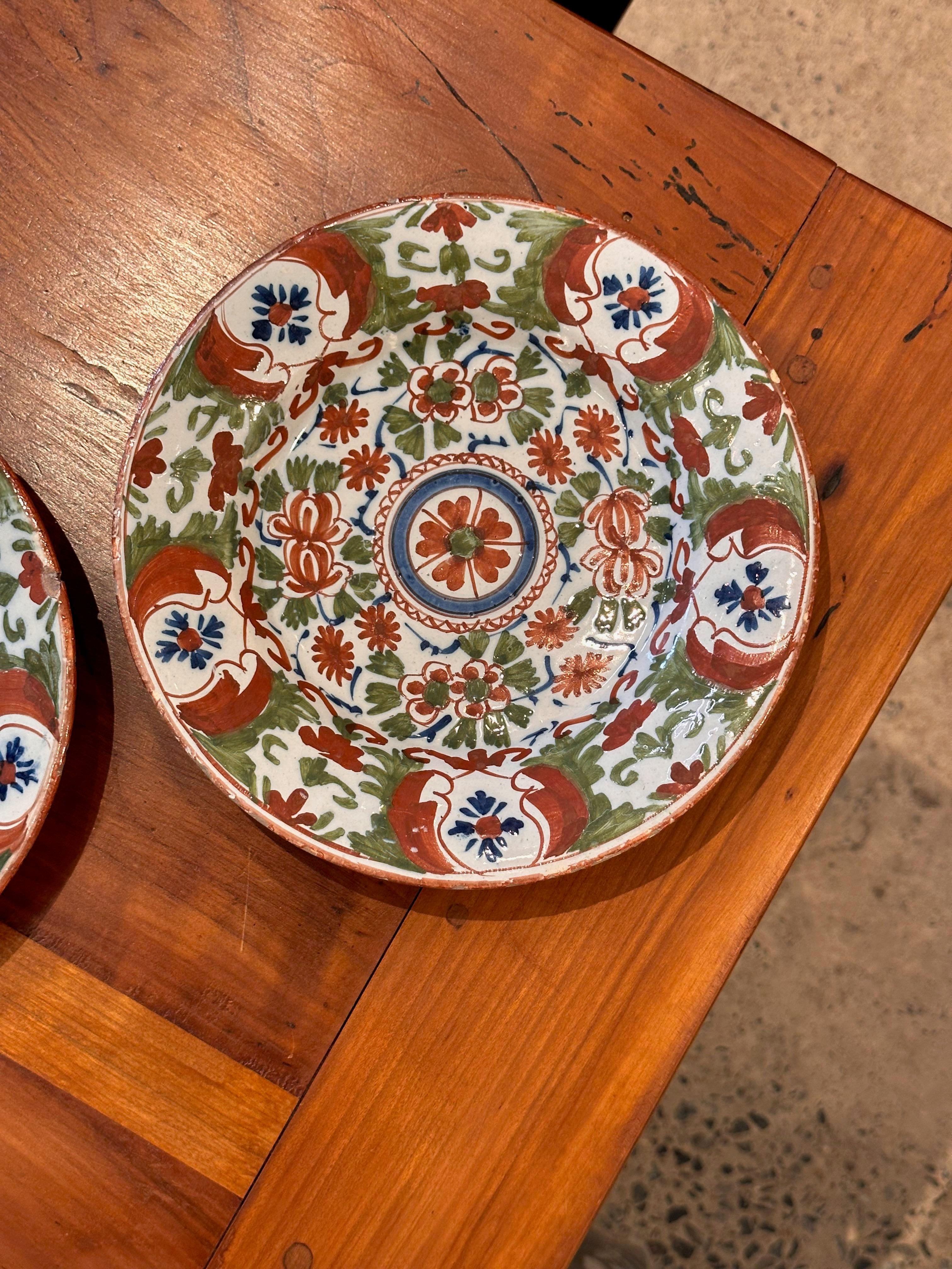 Pair of 18th Century Polychrome Plates For Sale 1