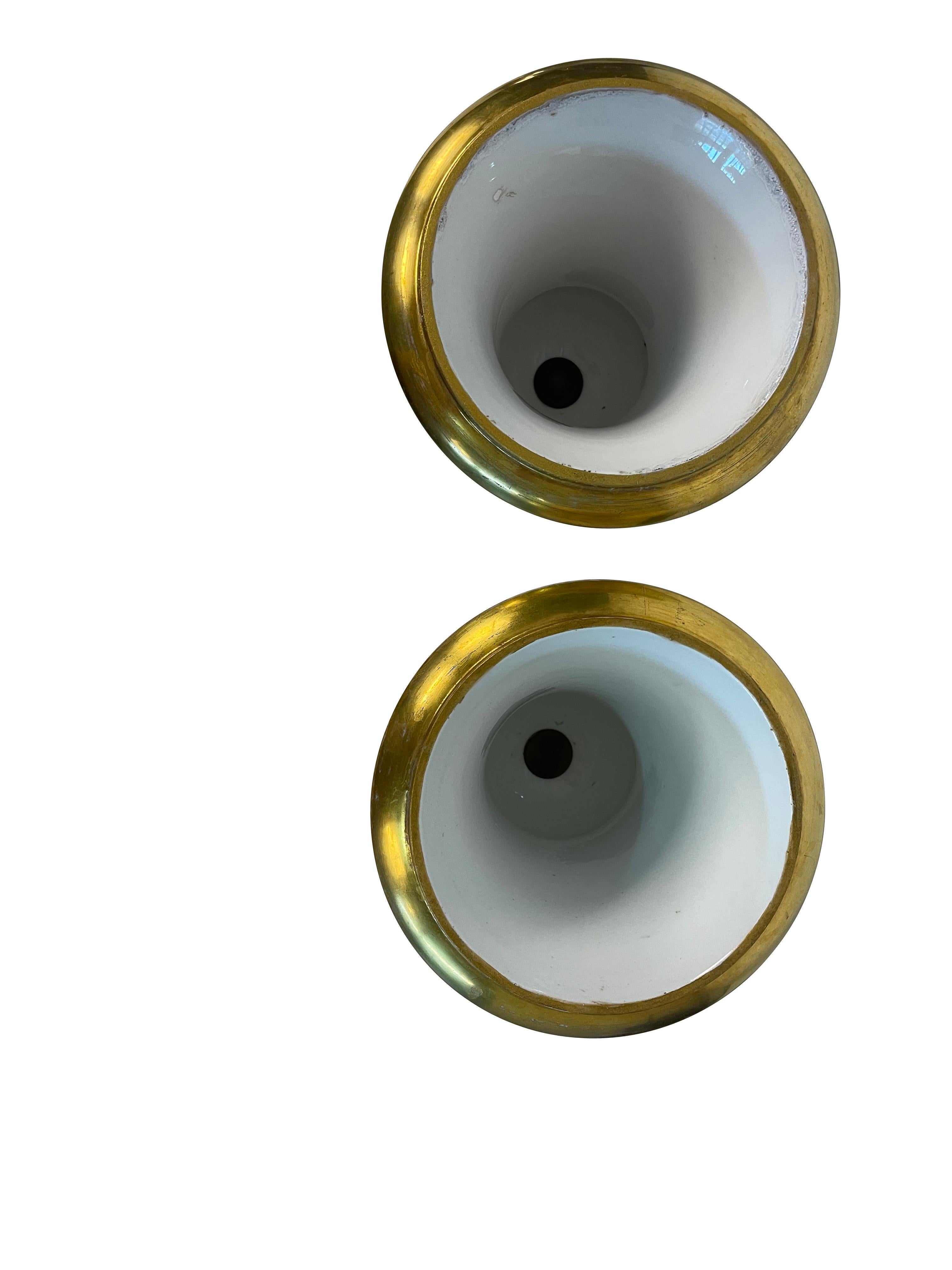 Neoclassical Pair of 18th Century Porcelain de Paris Style White and Gold Urns Vases