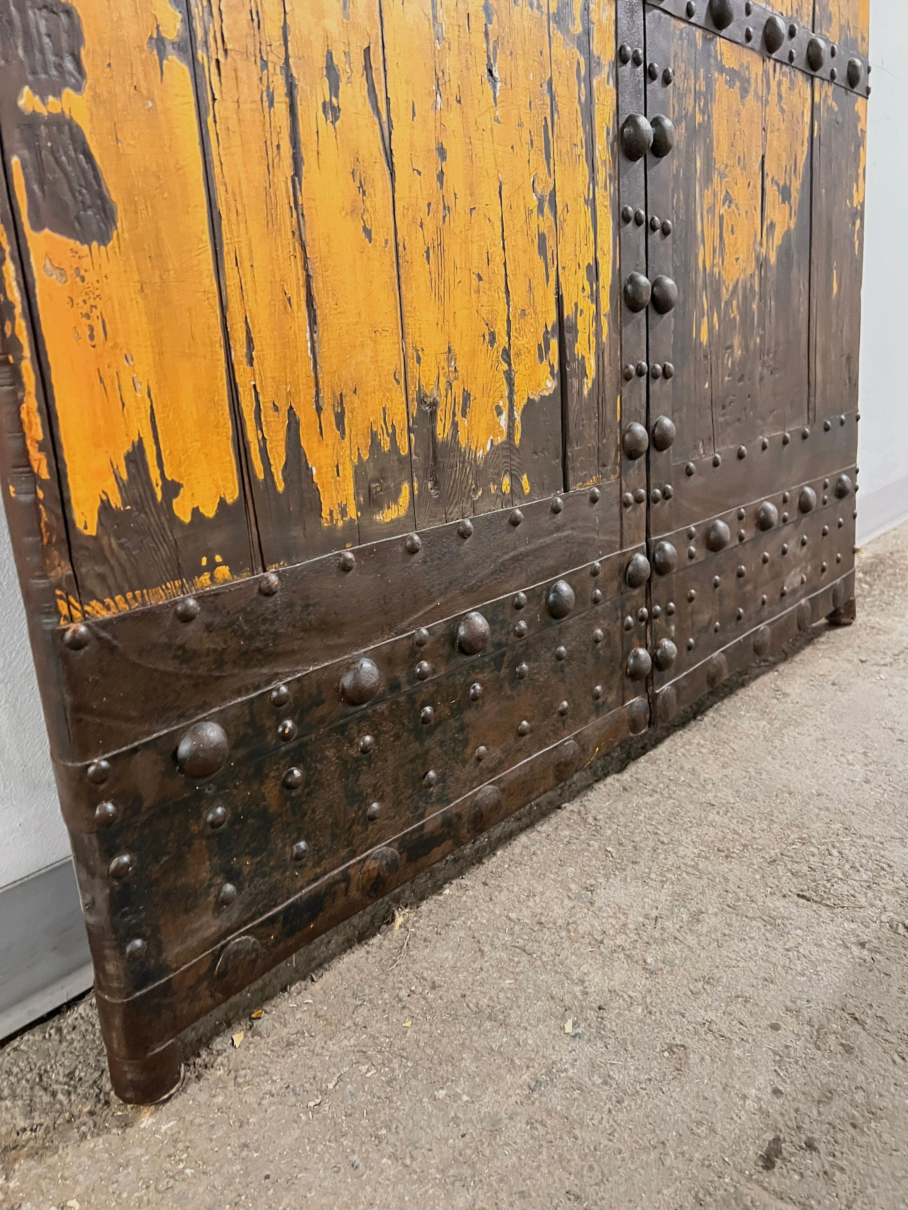 Paire de portes de cour chinoises de la dynastie Qing du 18e siècle en vente 4