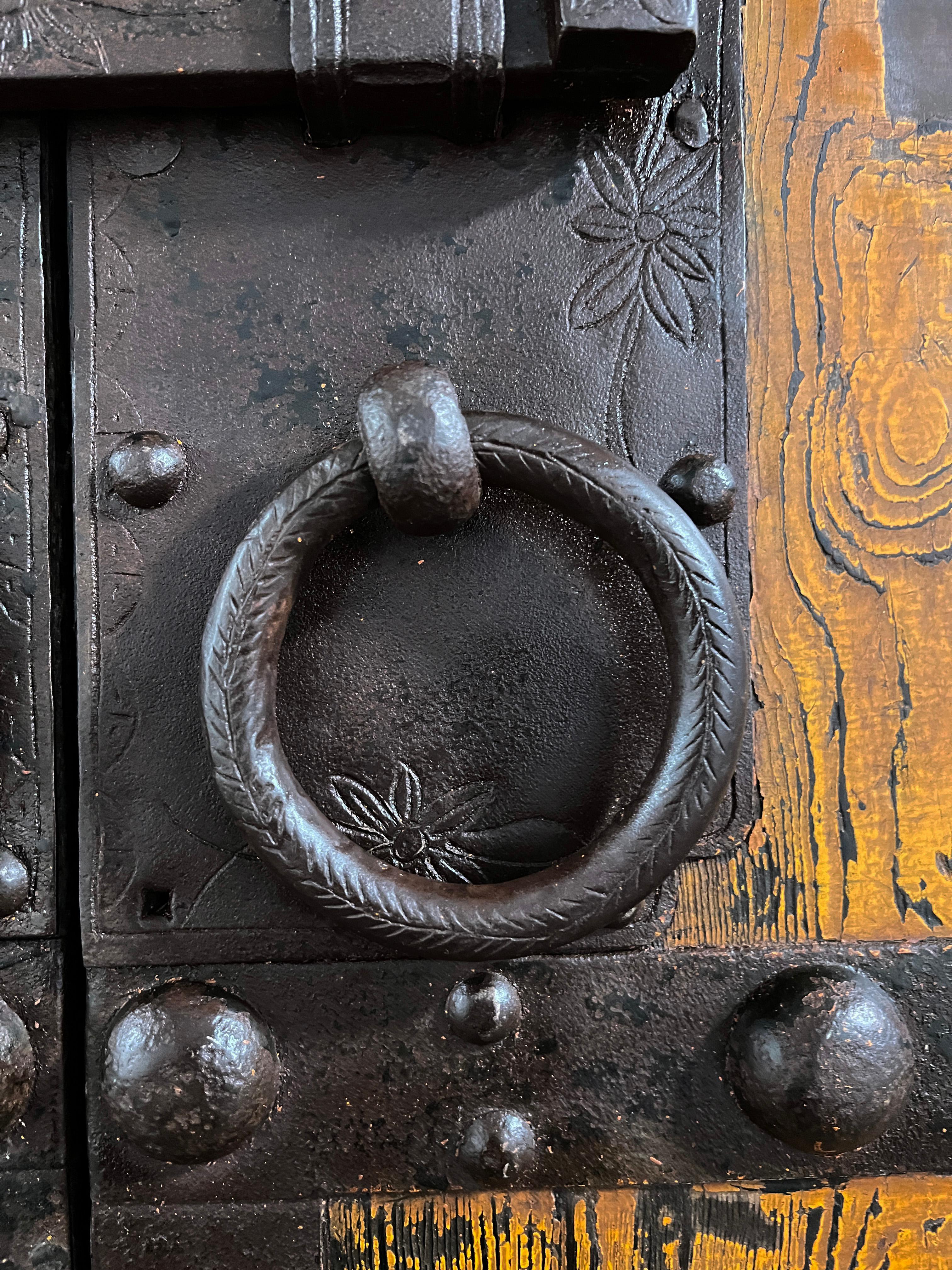 Paire de portes de cour chinoises de la dynastie Qing du 18e siècle en vente 5