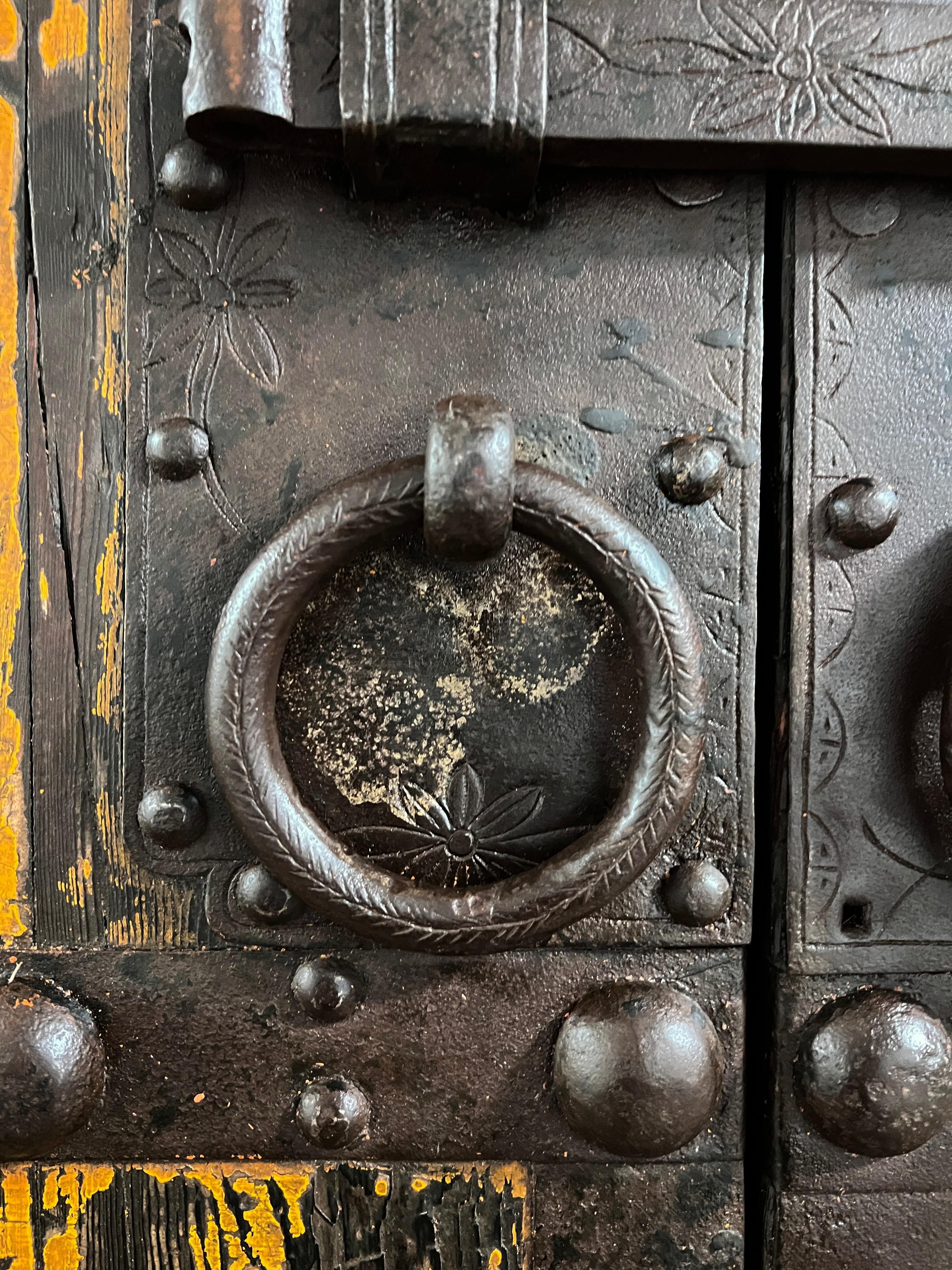 Paire de portes de cour chinoises de la dynastie Qing du 18e siècle en vente 6